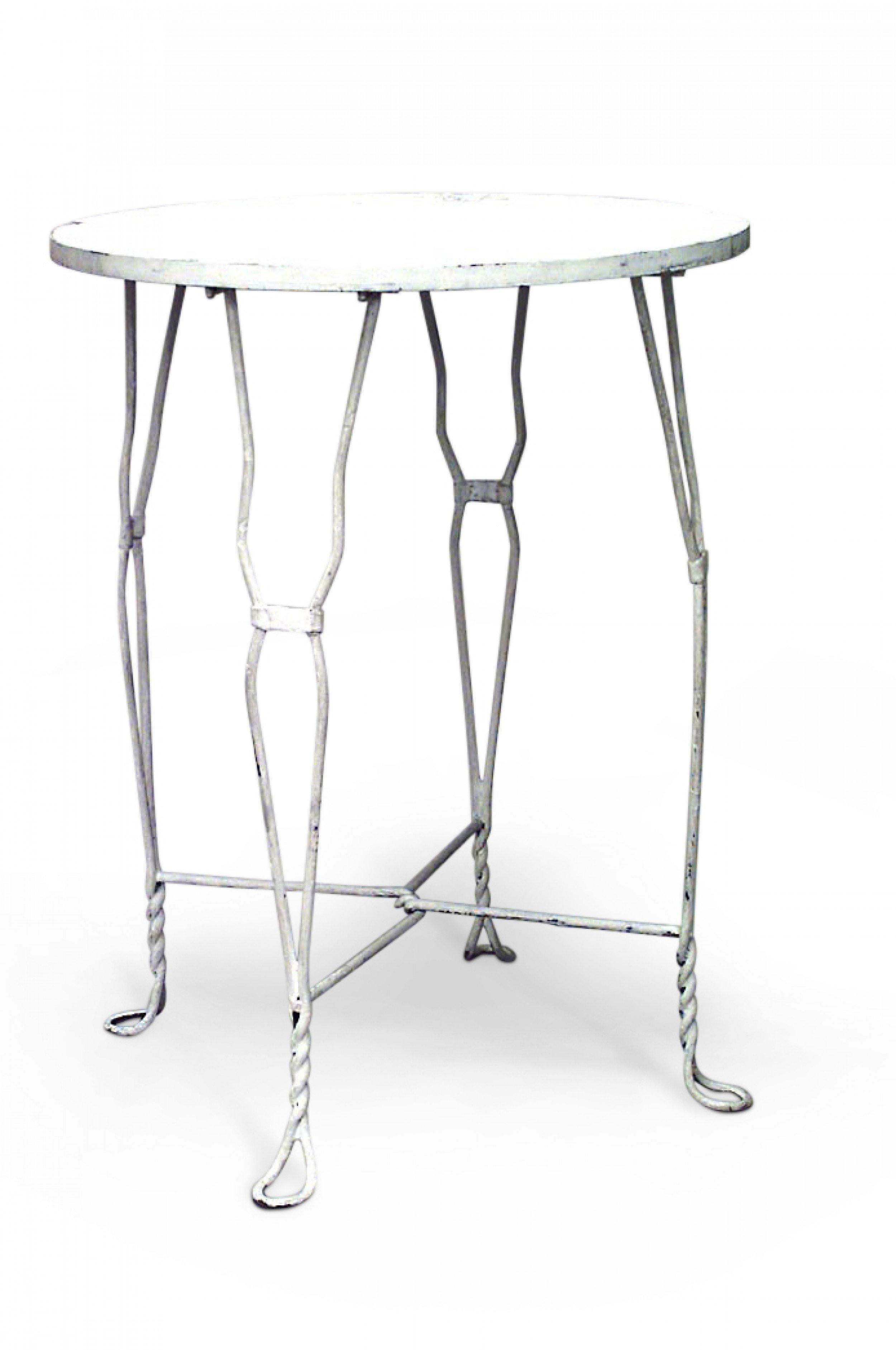 2 Tables d'extérieur de style victorien (20e siècle) à 4 pieds en fil de fer peint (PRIX PAR PERSONNE)