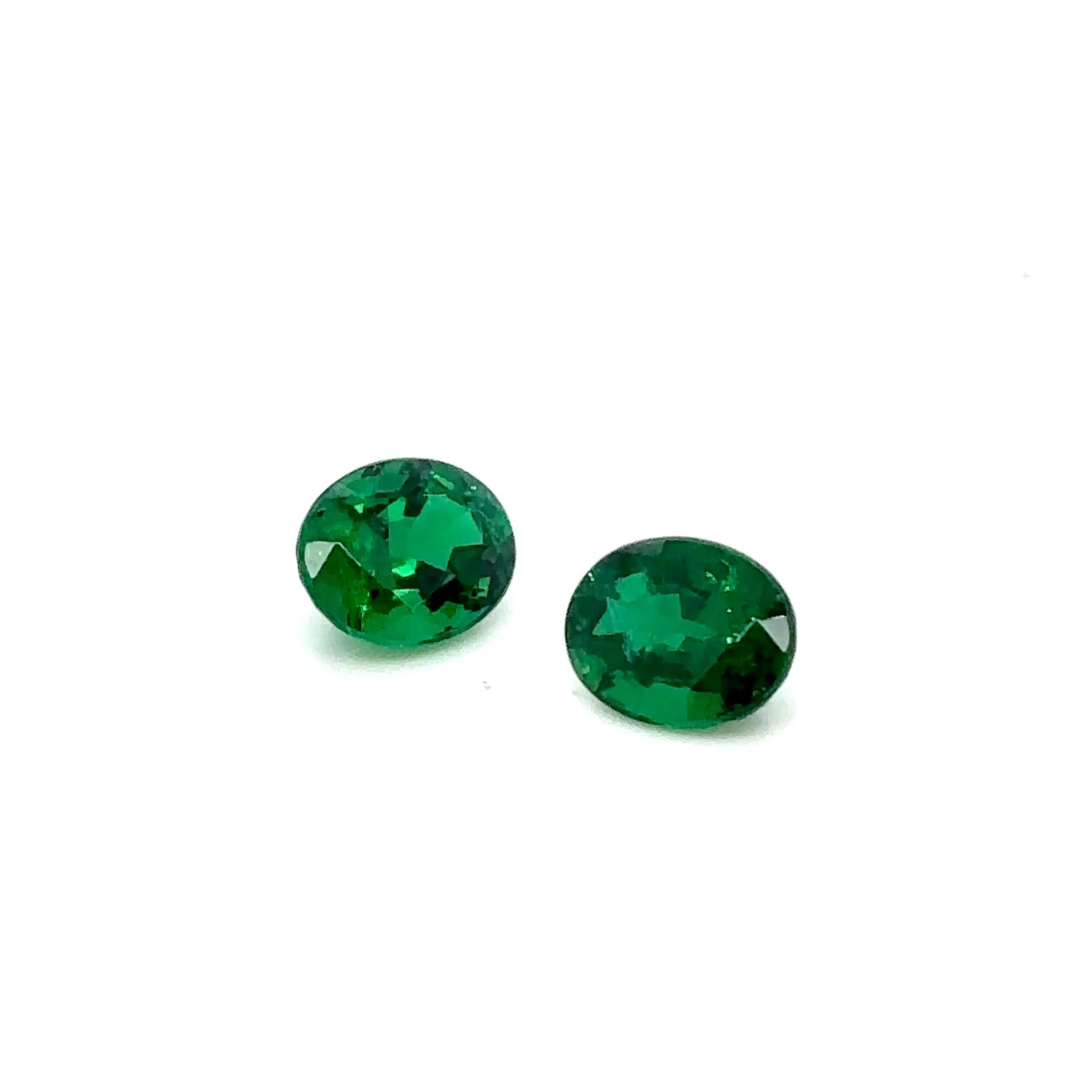 Questa splendida coppia di smeraldi di forma ovale ammonta a 3,10 carati. 

Con dimensioni di 8,28 x 6,62 x 5,29 mm (1,66 carati) e 8,35 x 6,49 x 4,73 mm (1,44 carati), queste gemme sono sapientemente tagliate per mostrare il loro splendore