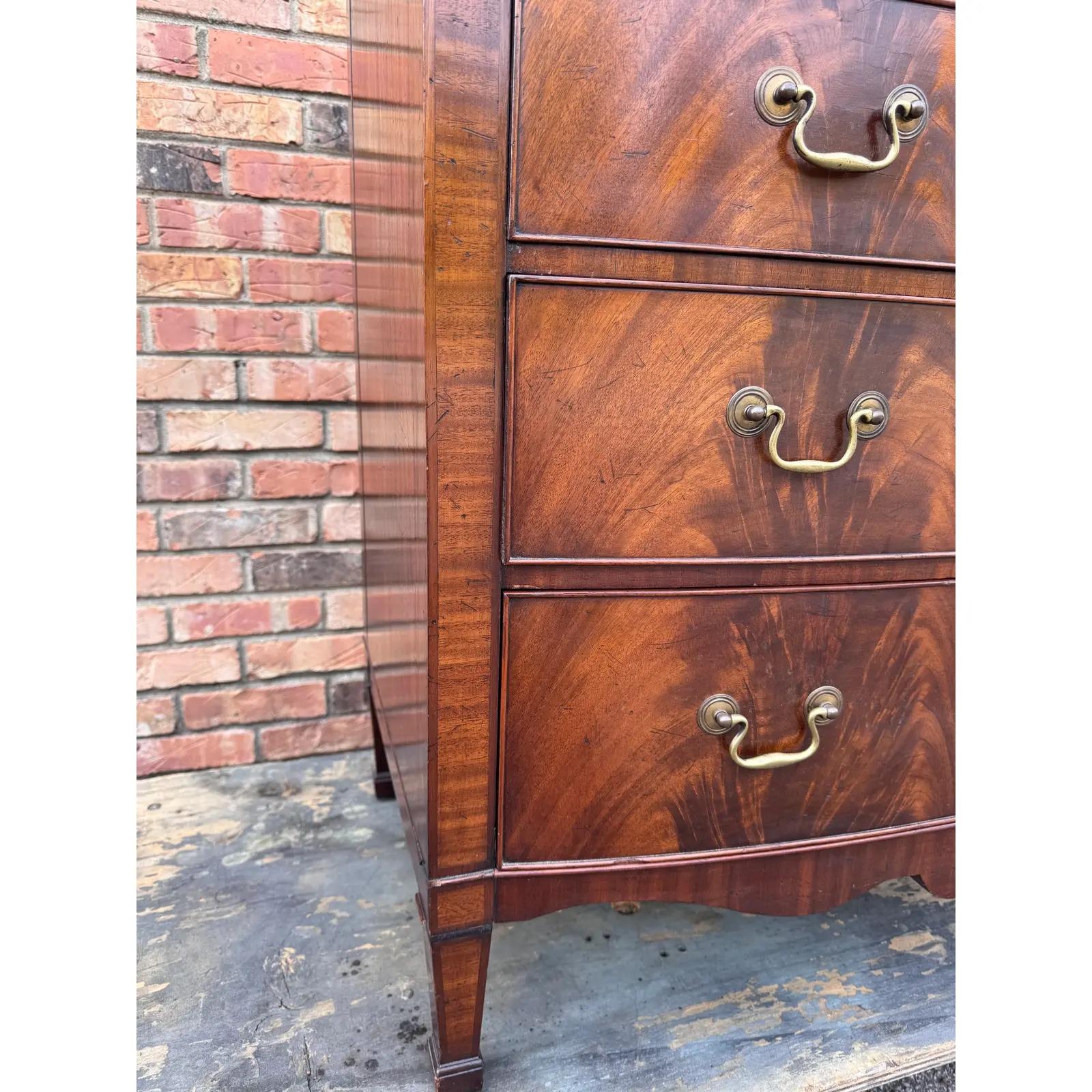 XIX secolo 2 su 4 Petto con arco inglese in vendita