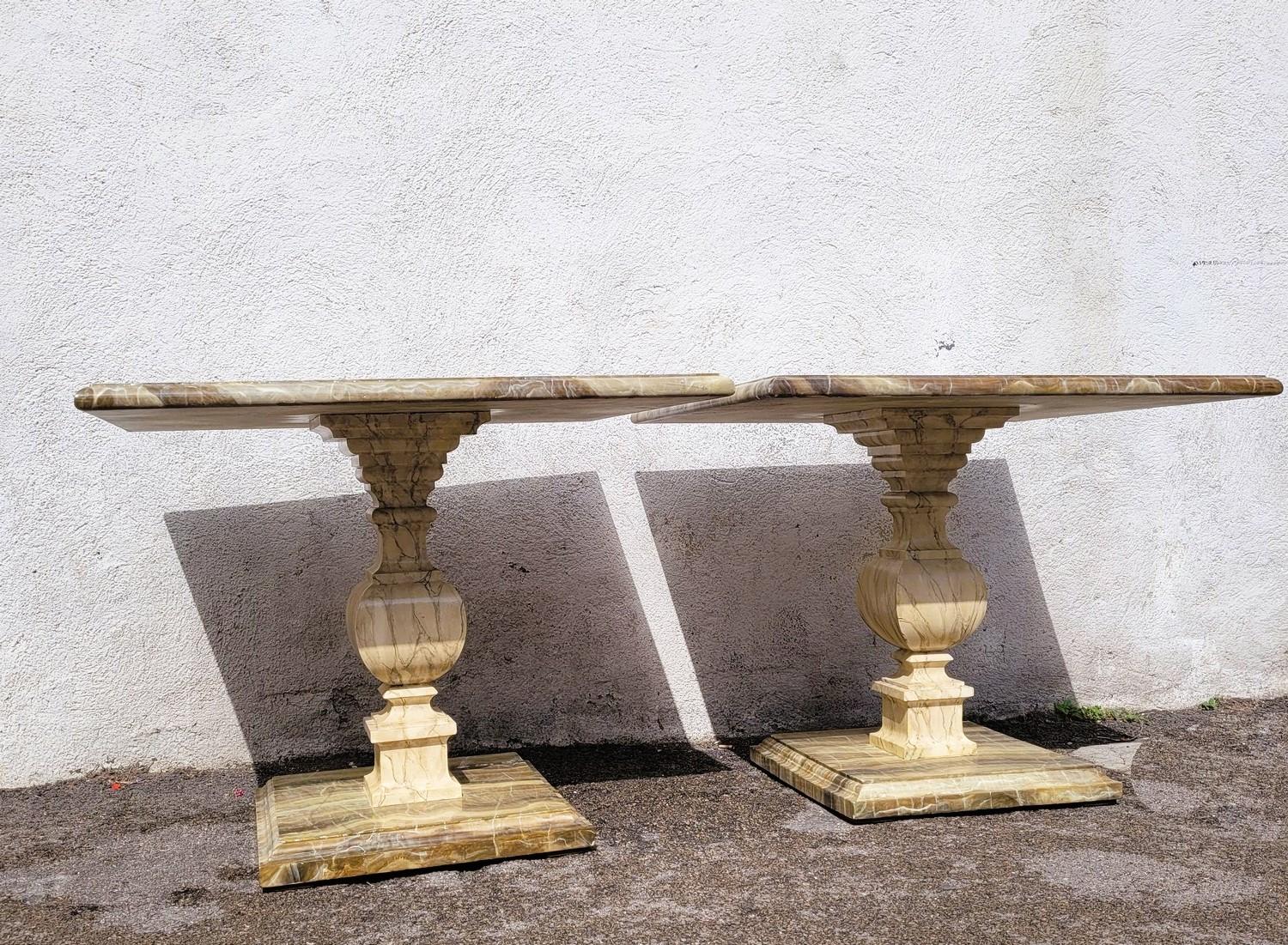 2 tables or end tables: the rectangular top as well as the base are painted in onyx style, on a pilaster foot is painted in faux marble

Some chips and missing parts

Very decorative and original tables dating from the 1950s

Height 67 cm
80 x 73cm
