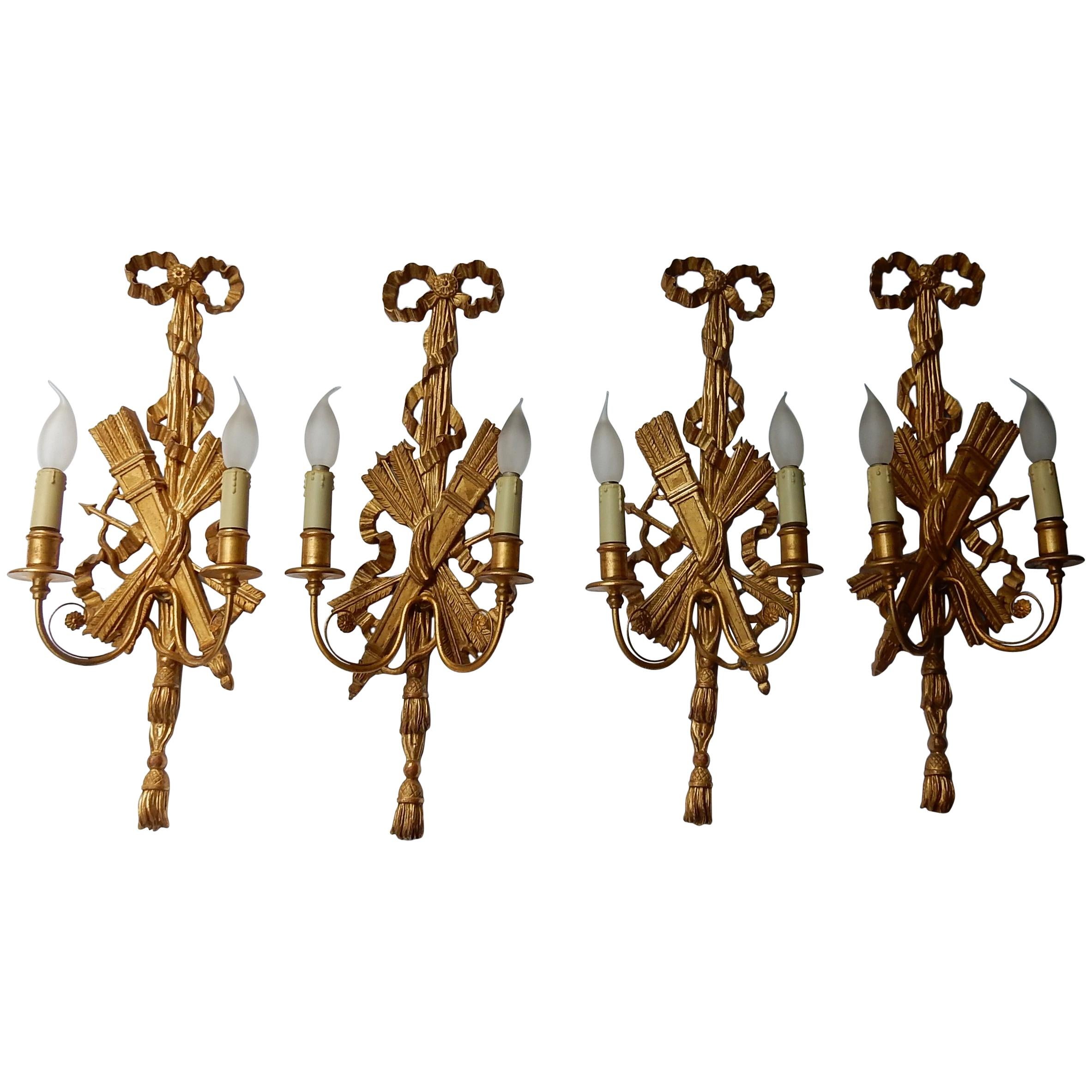 2 Pares de candelabros, madera dorada y atributos de hierro dorado con flechas, 1950-1970 en venta