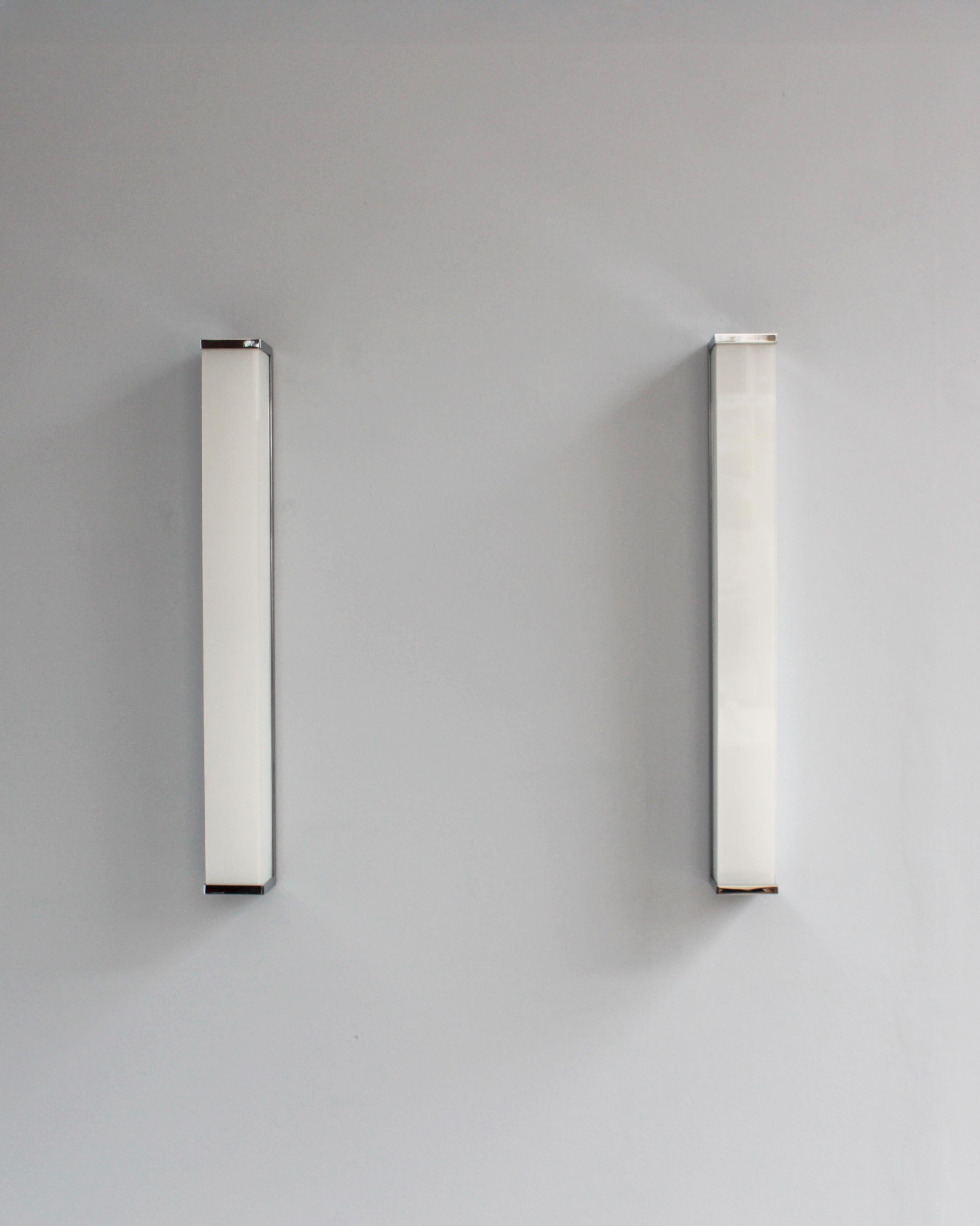 Art Déco 2 coppie di raffinate lampade francesi degli anni '60 in vetro e nichel cromato di Perzel in vendita