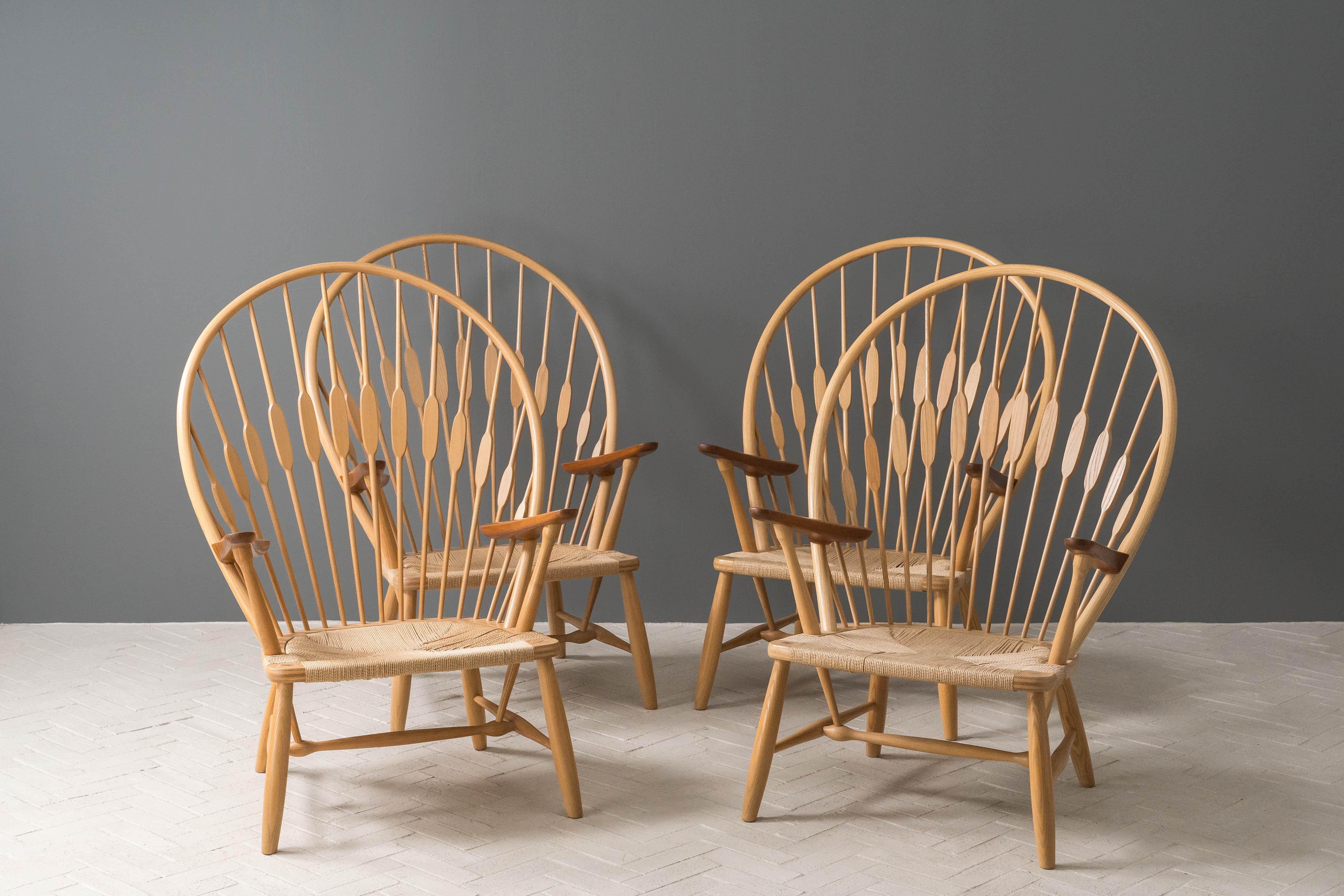 Dänemark, ca. 1960er Jahre. Ein fantastisches, frühes Paar Modell JH-550 Peacock Chairs von Hans Wegner für Johannes Hansen. Wegner stellte 1947 den 