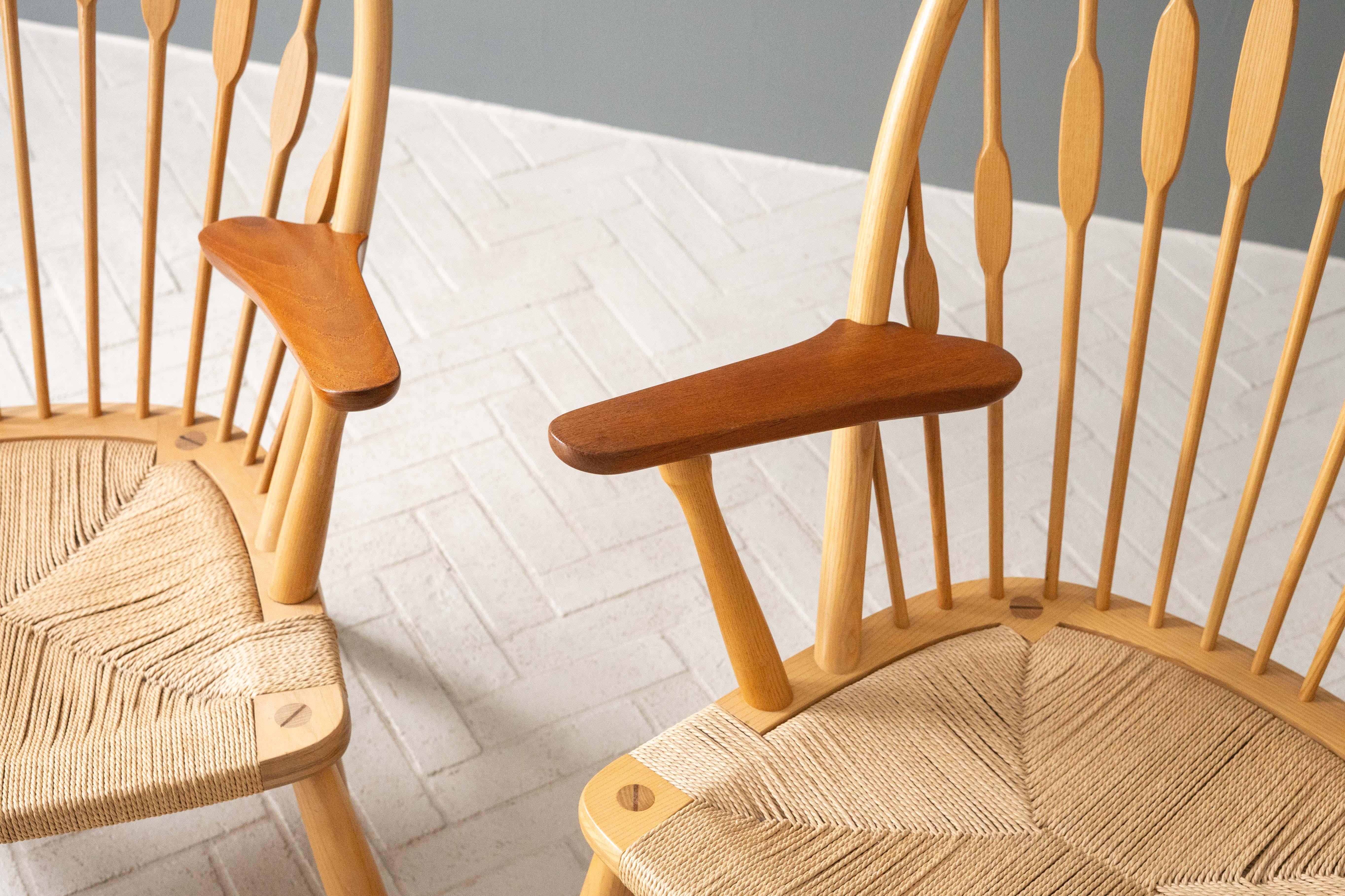 Paar Hans Wegner Pfauenstühle (Moderne der Mitte des Jahrhunderts) im Angebot