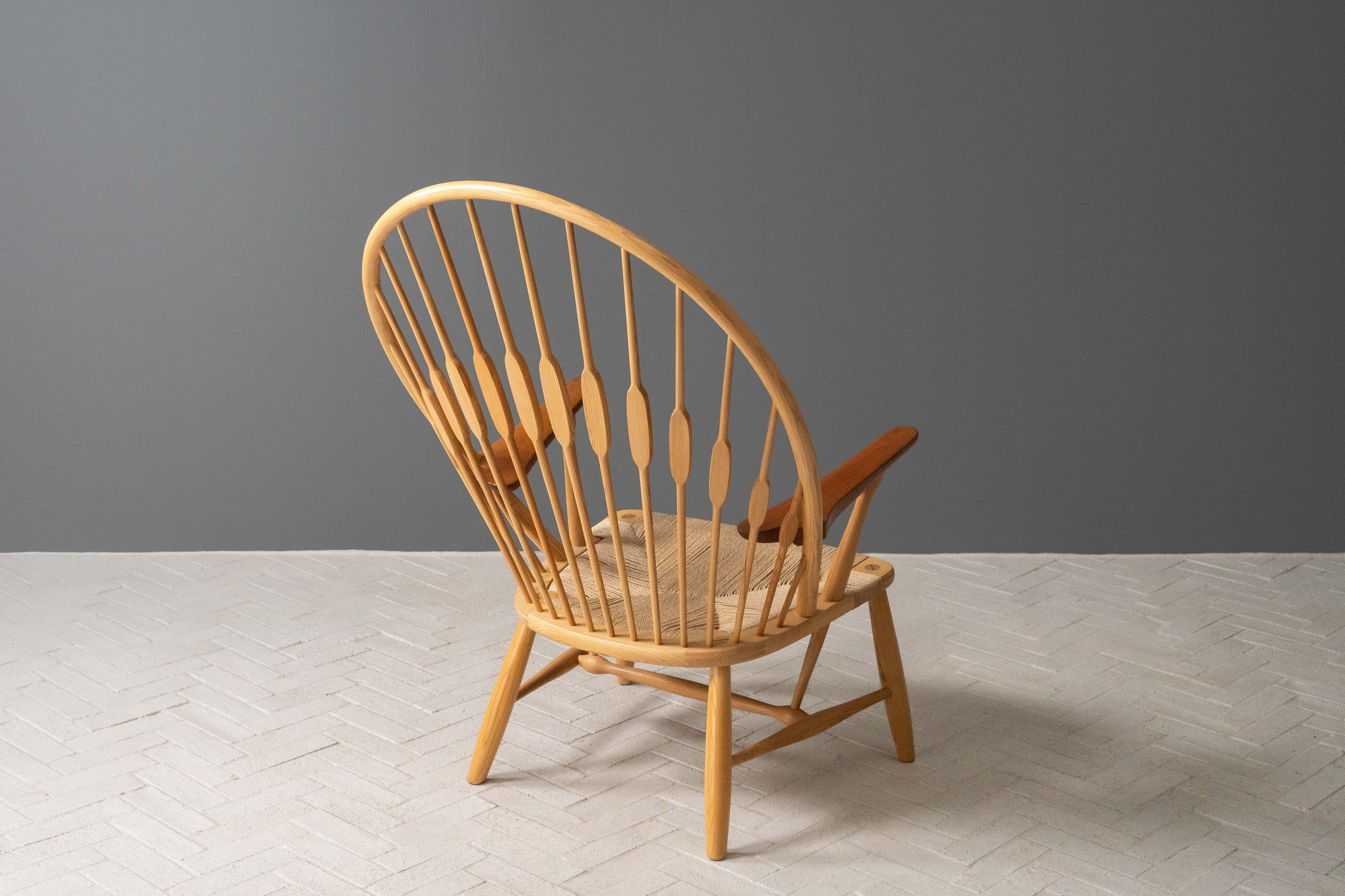 Paar Hans Wegner Pfauenstühle (Handgewebt) im Angebot