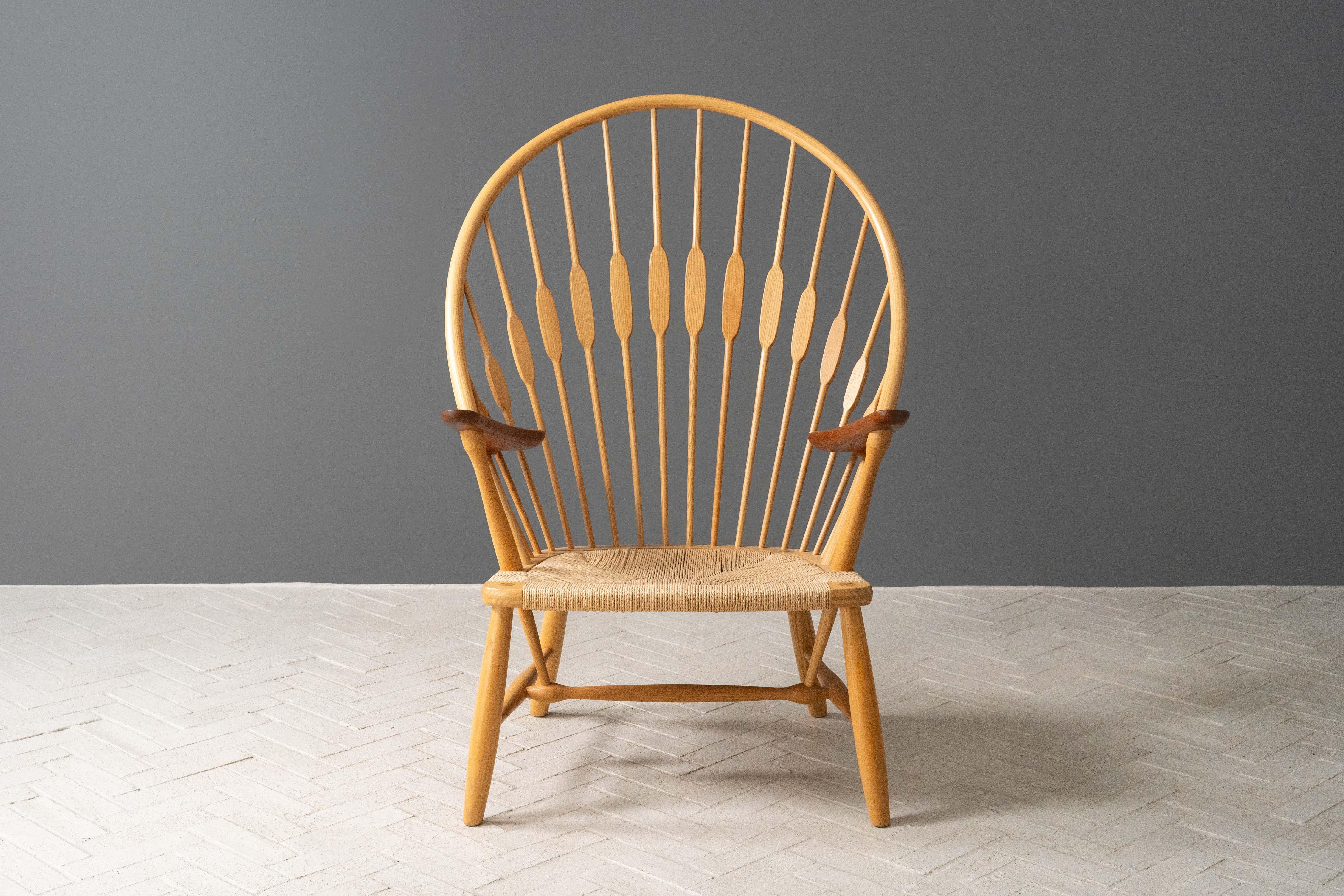 Paar Hans Wegner Pfauenstühle im Zustand „Gut“ im Angebot in Cambridge, US