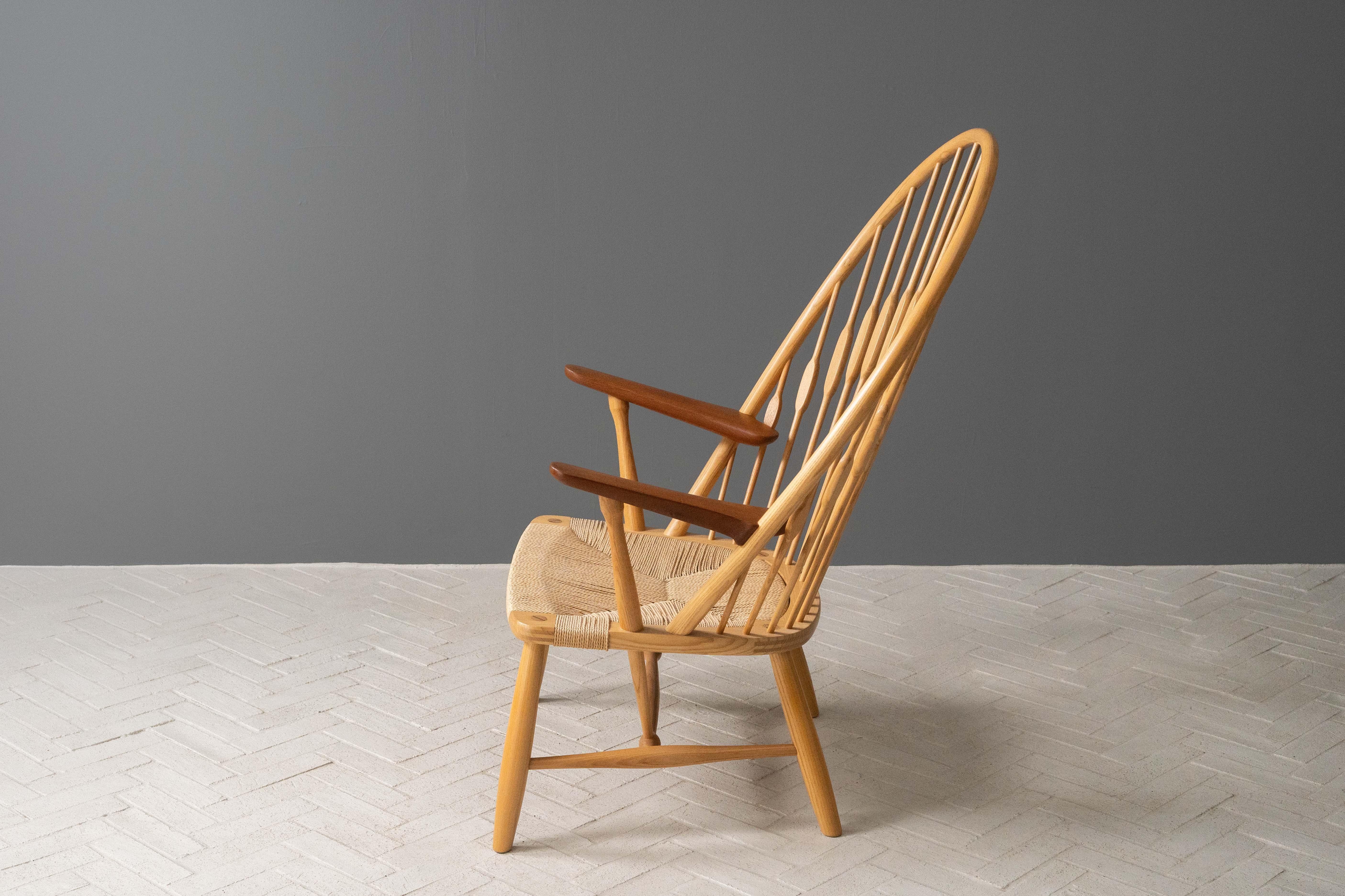 Paar Hans Wegner Pfauenstühle (Mitte des 20. Jahrhunderts) im Angebot