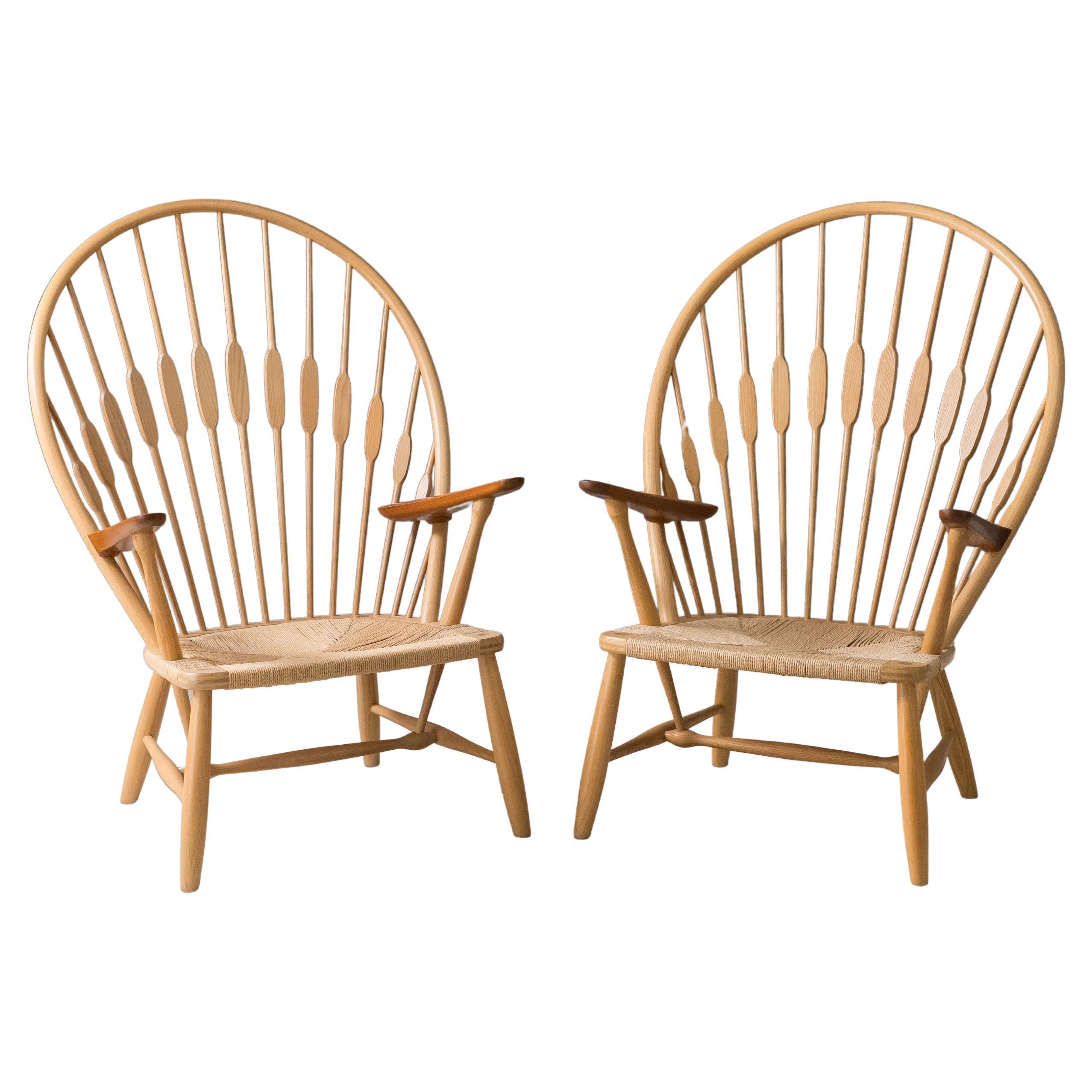 Paar Hans Wegner Pfauenstühle im Angebot