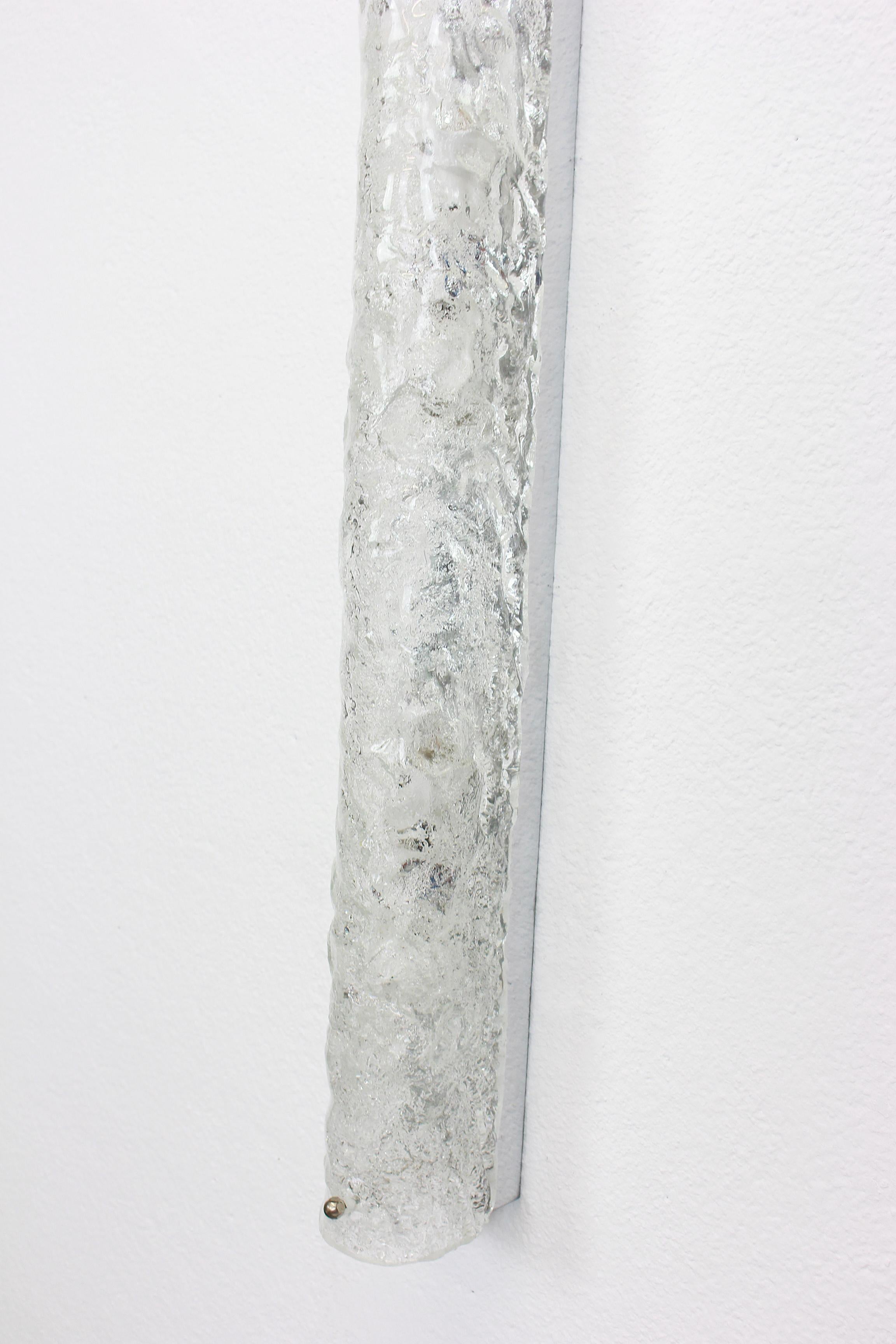 Zwei Paar große handgefertigte Murano-Glasleuchten auf verchromtem Sockel von Hillebrand, Deutschland, um 1960.

Sie besteht aus einem strukturierten, kristallklaren, röhrenförmigen Schirm, der Eis simuliert, und einem verchromten Gestell.
Das