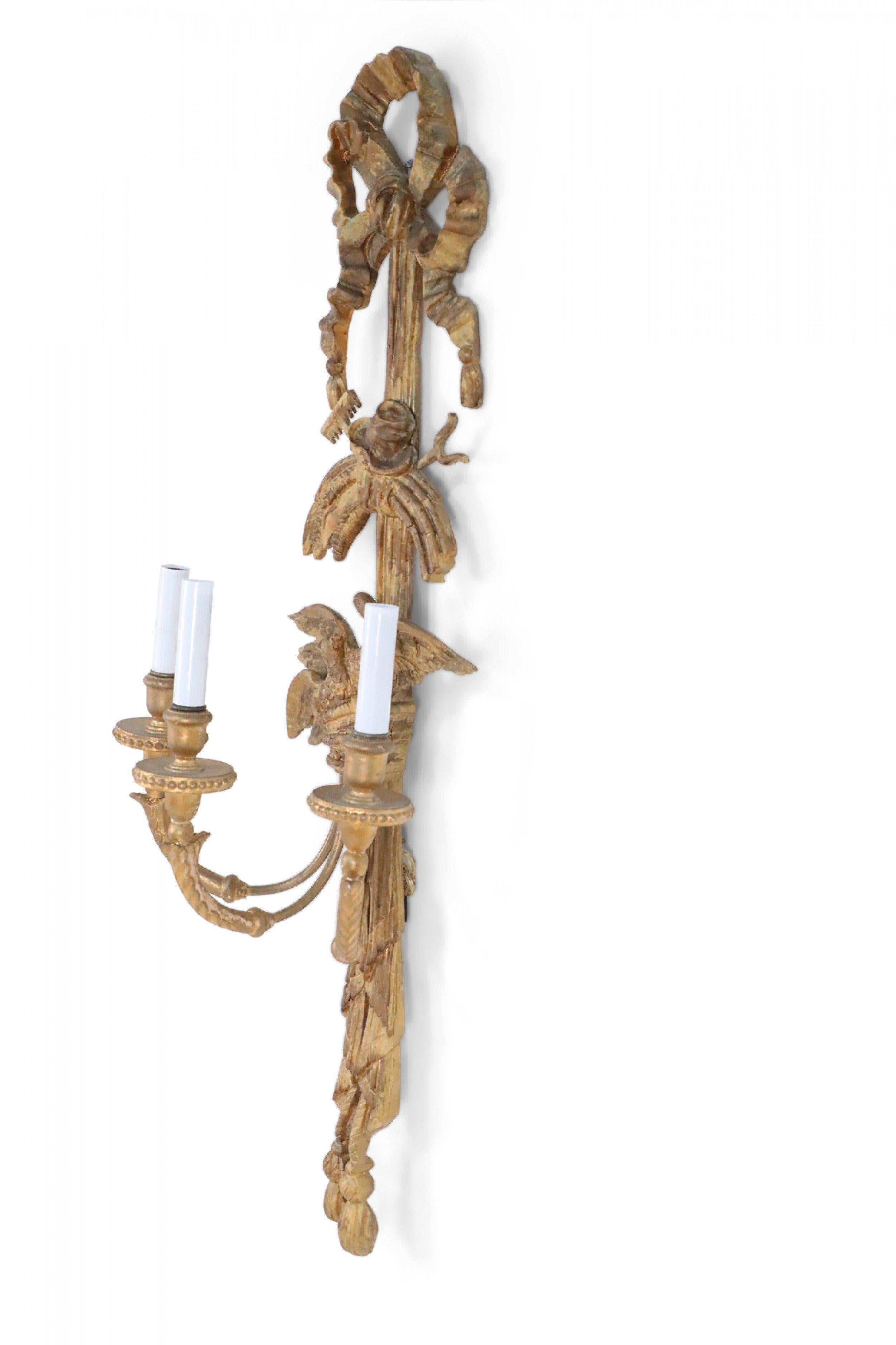 Inconnu 2 paires d'appliques de style Louis XVI sculptées à 3 bras avec nœud sur le dessus en bois doré en vente