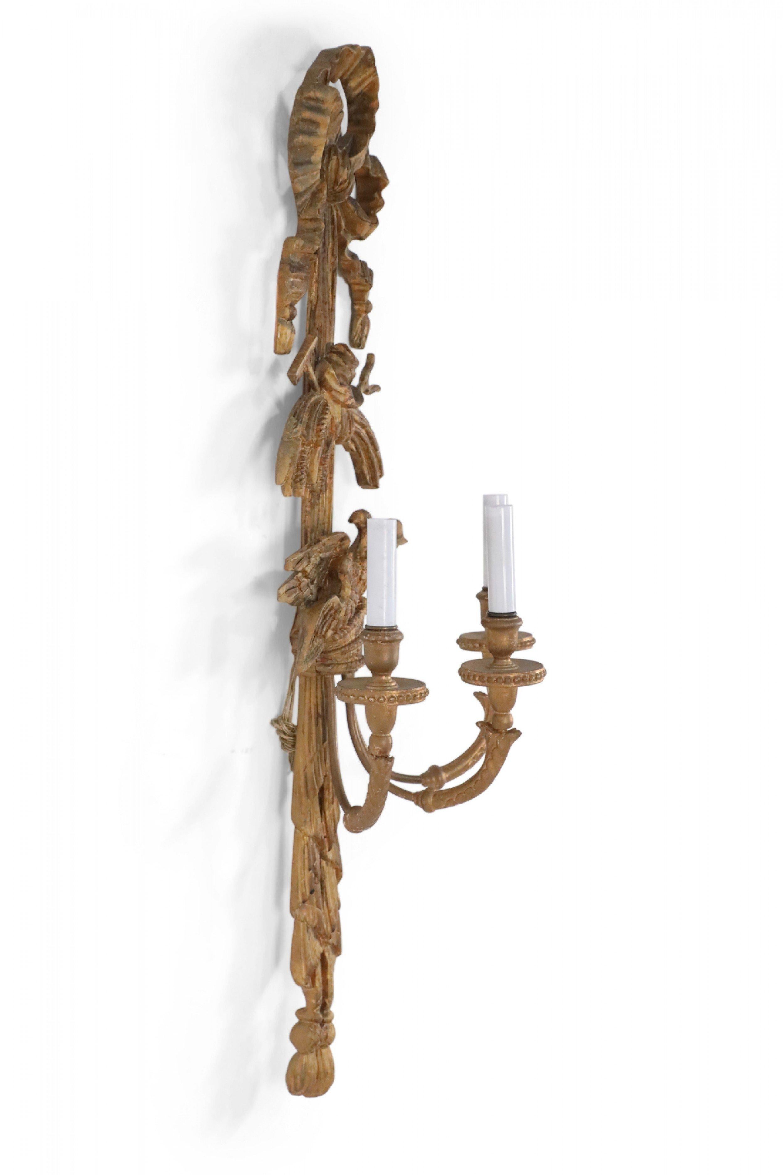 2 paires d'appliques de style Louis XVI sculptées à 3 bras avec nœud sur le dessus en bois doré Bon état - En vente à New York, NY