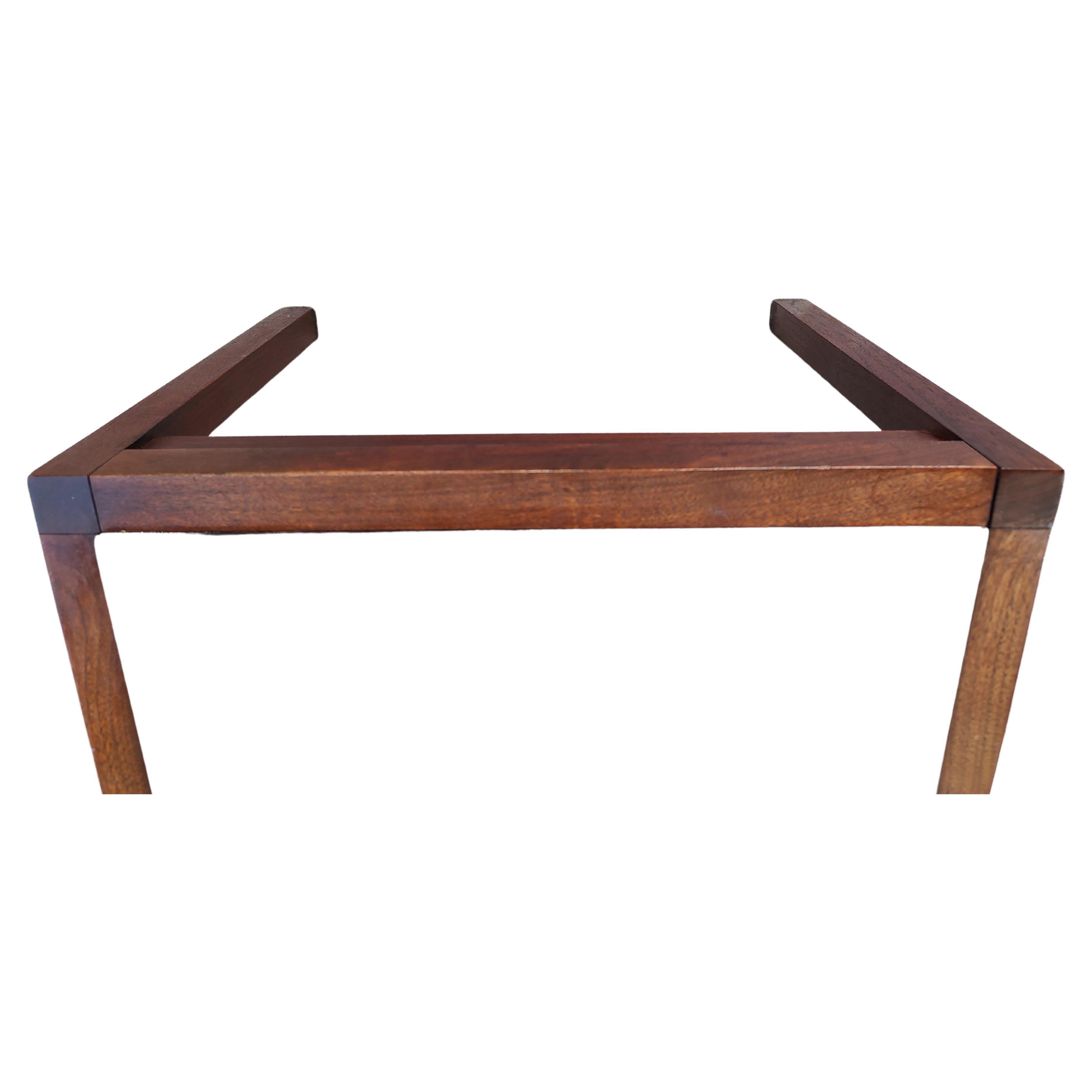 Fabelhaftes Paar Mid-Century Modern Stone Top Ende Beistelltische. Schwarzer Nussbaum mit einem Einsatz aus Verbundstein. In ausgezeichnetem Vintage-Zustand mit minimaler Abnutzung. 2 Paare verfügbar. Verkauft und bepreist als ein Paar. Kann als