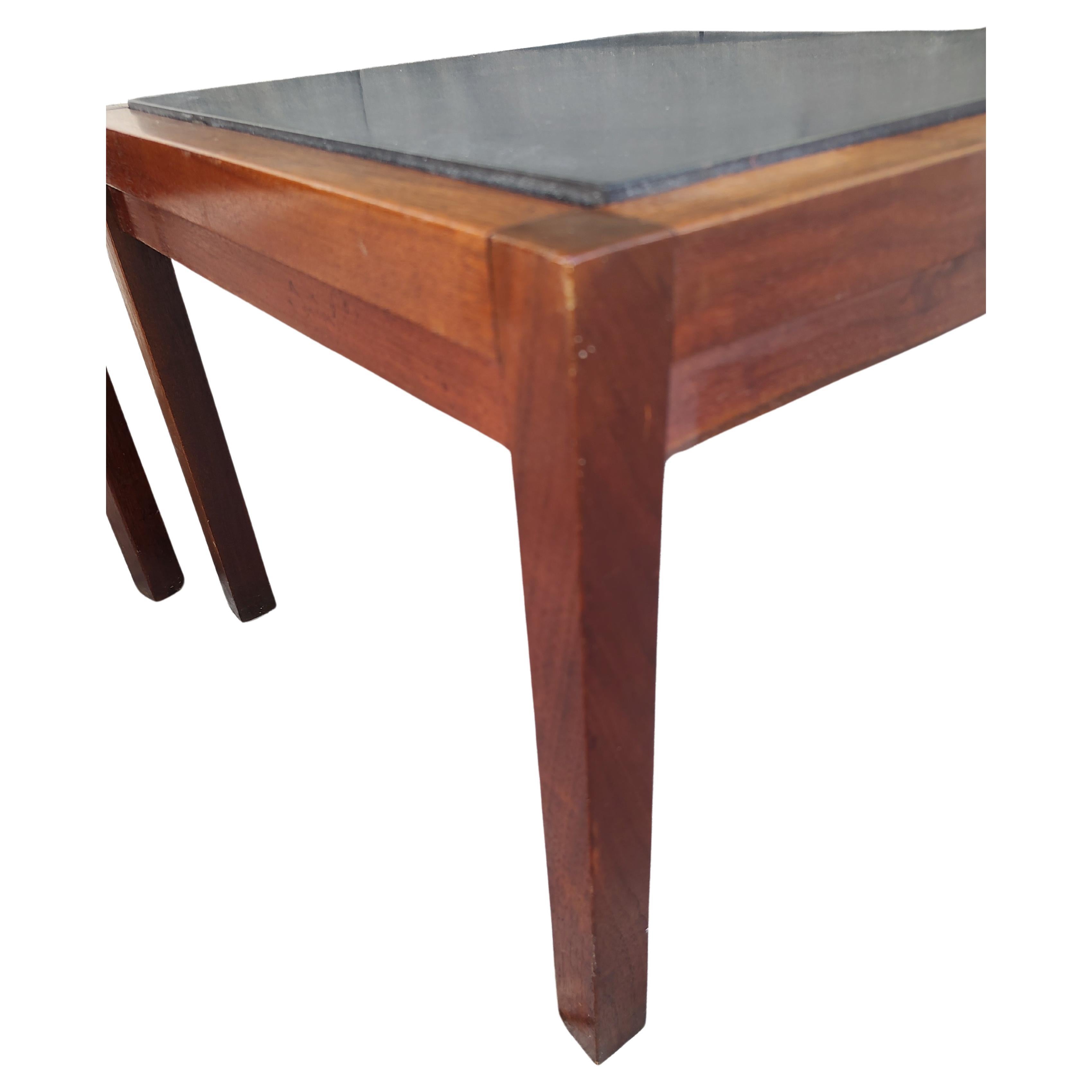 Zwei Beistelltische mit Steinplatte aus Nussbaumholz, Mid-Century Modern, um 1965 (Moderne der Mitte des Jahrhunderts) im Angebot