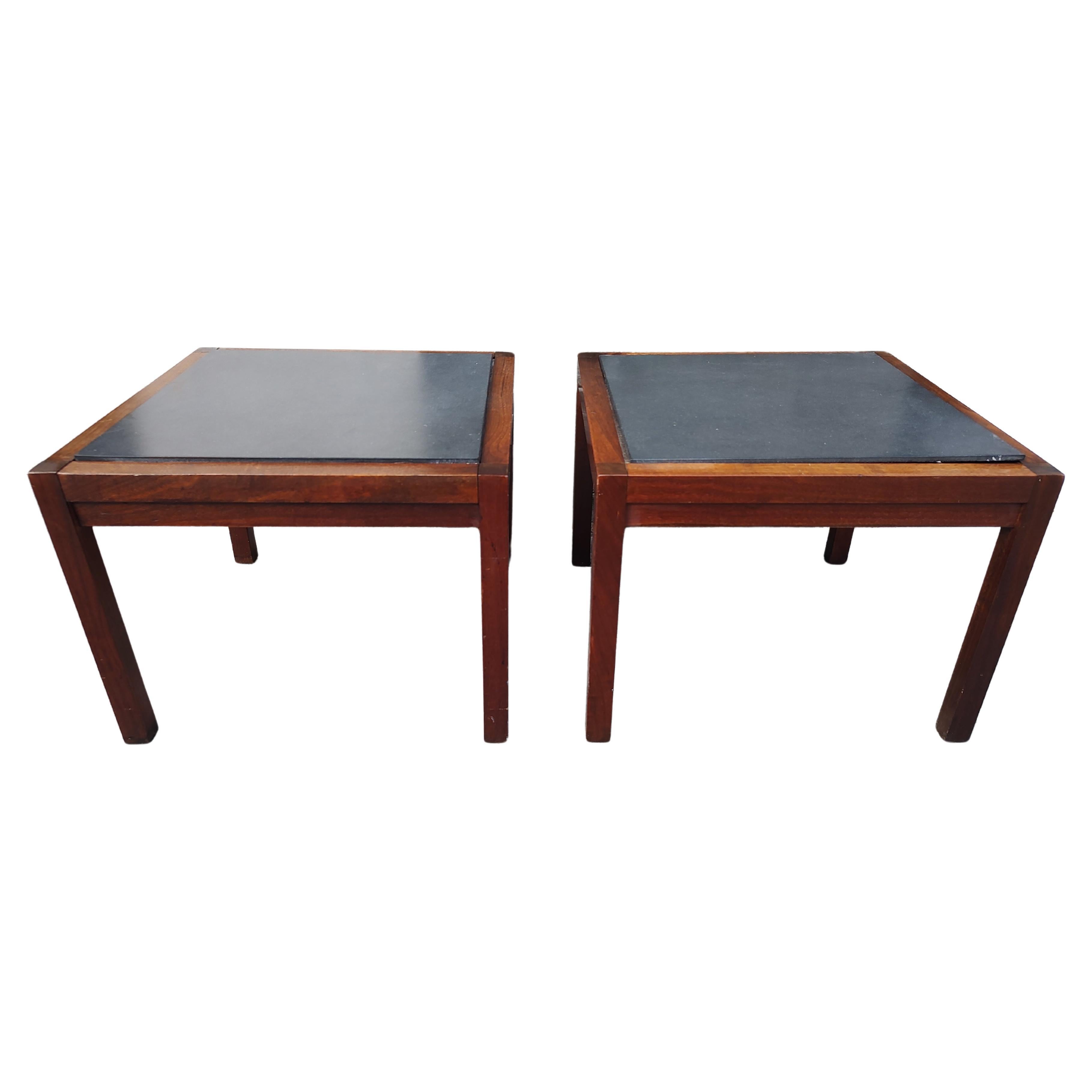 Zwei Beistelltische mit Steinplatte aus Nussbaumholz, Mid-Century Modern, um 1965 (amerikanisch) im Angebot