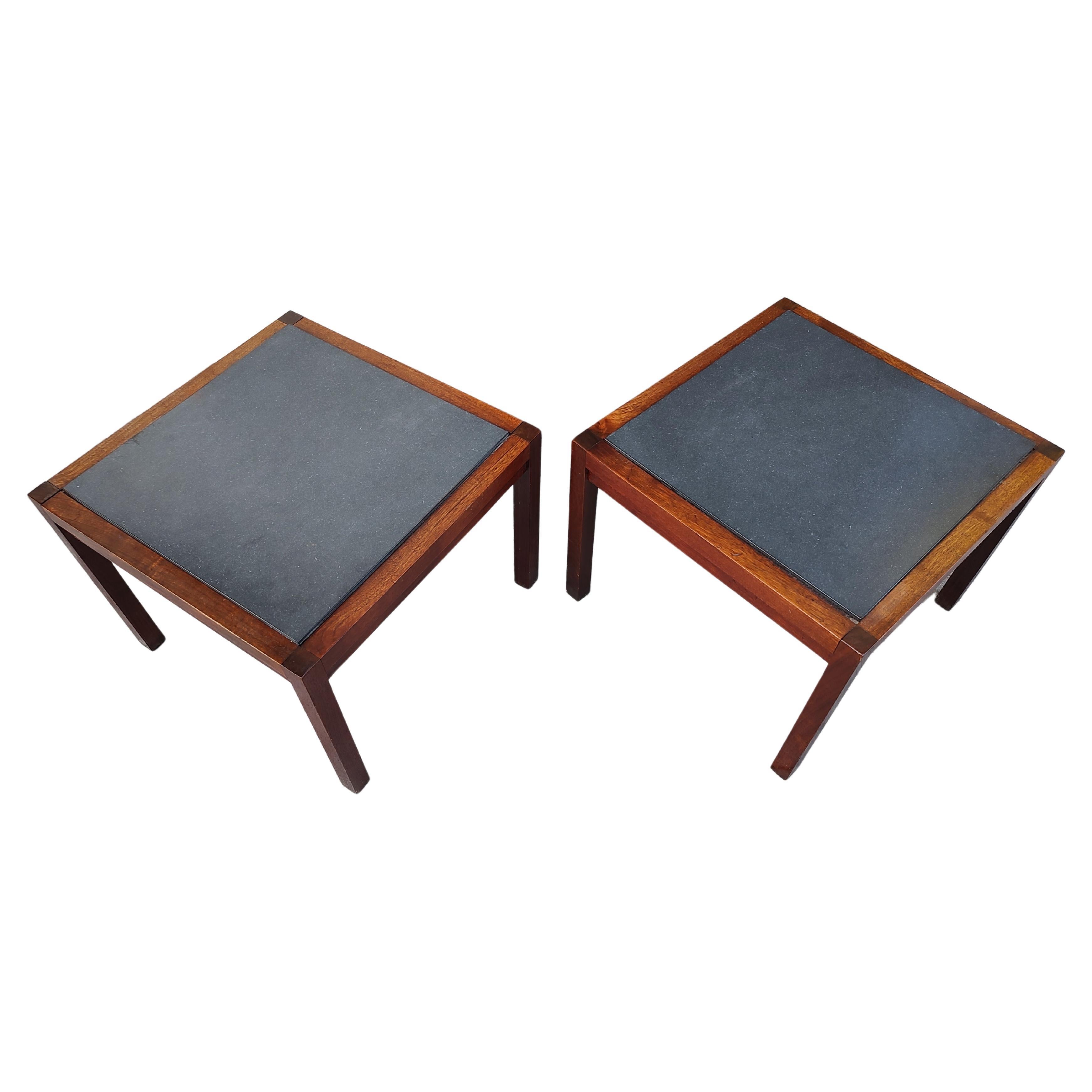 Zwei Beistelltische mit Steinplatte aus Nussbaumholz, Mid-Century Modern, um 1965 (Handgefertigt) im Angebot