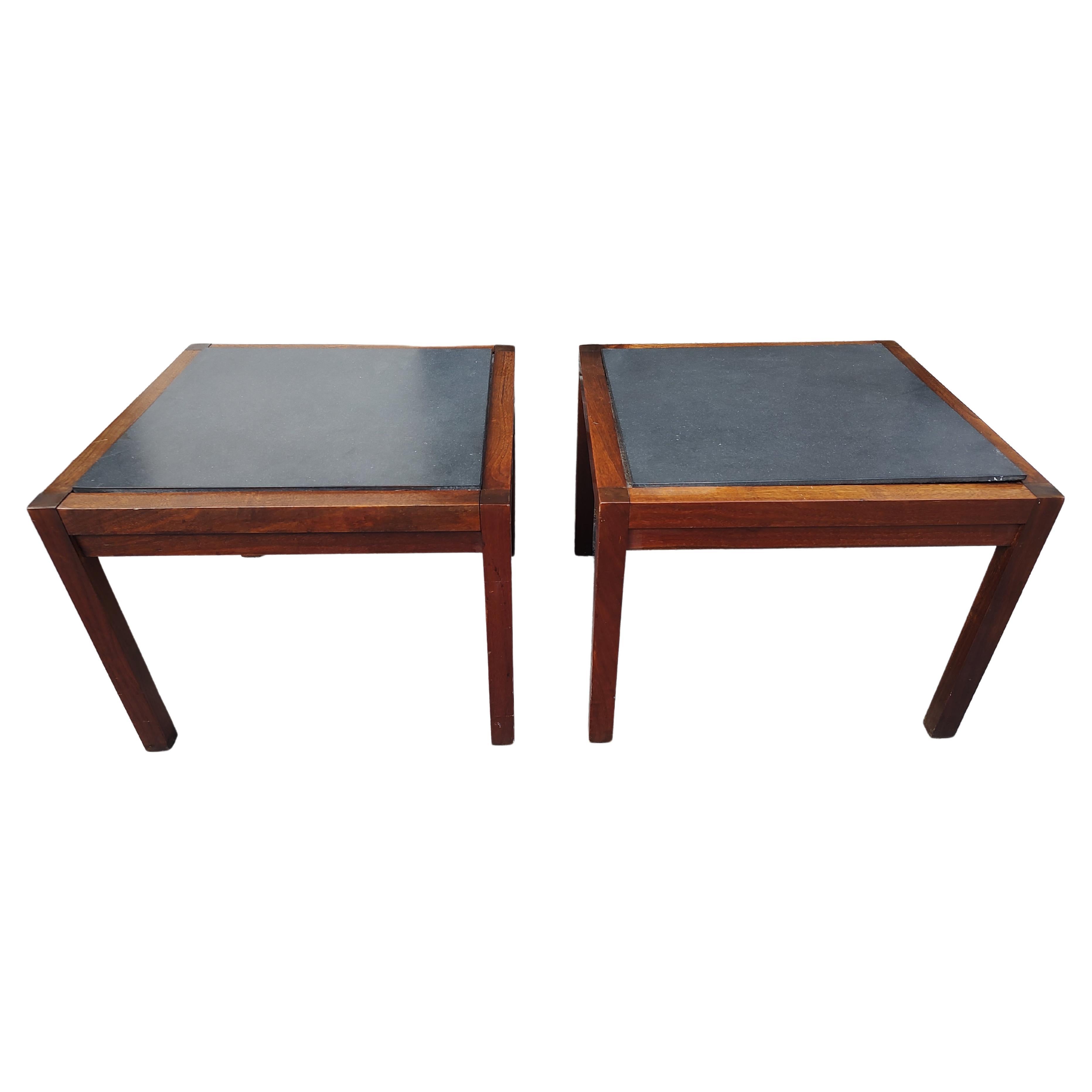 Zwei Beistelltische mit Steinplatte aus Nussbaumholz, Mid-Century Modern, um 1965 im Zustand „Gut“ im Angebot in Port Jervis, NY