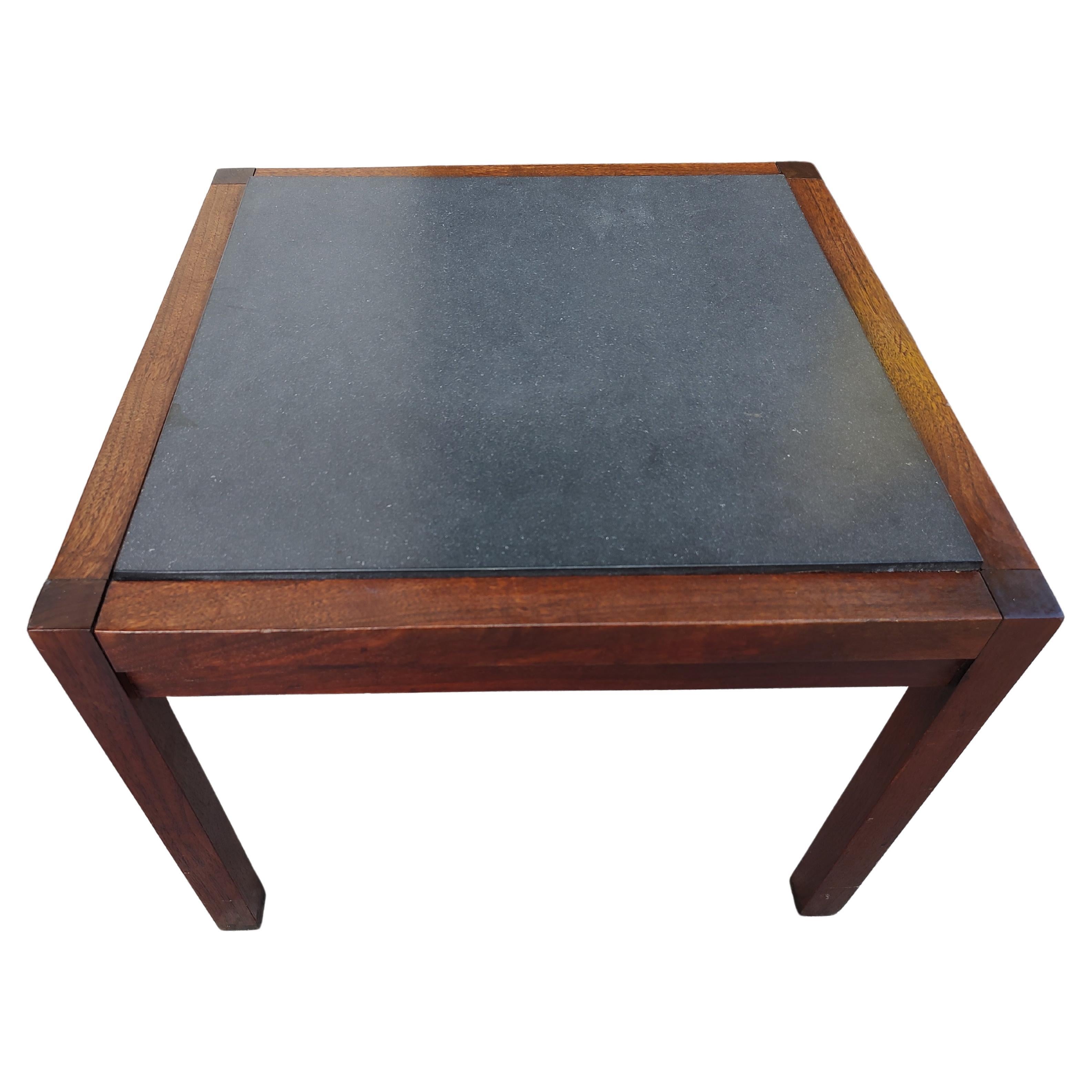 Zwei Beistelltische mit Steinplatte aus Nussbaumholz, Mid-Century Modern, um 1965 (Mitte des 20. Jahrhunderts) im Angebot