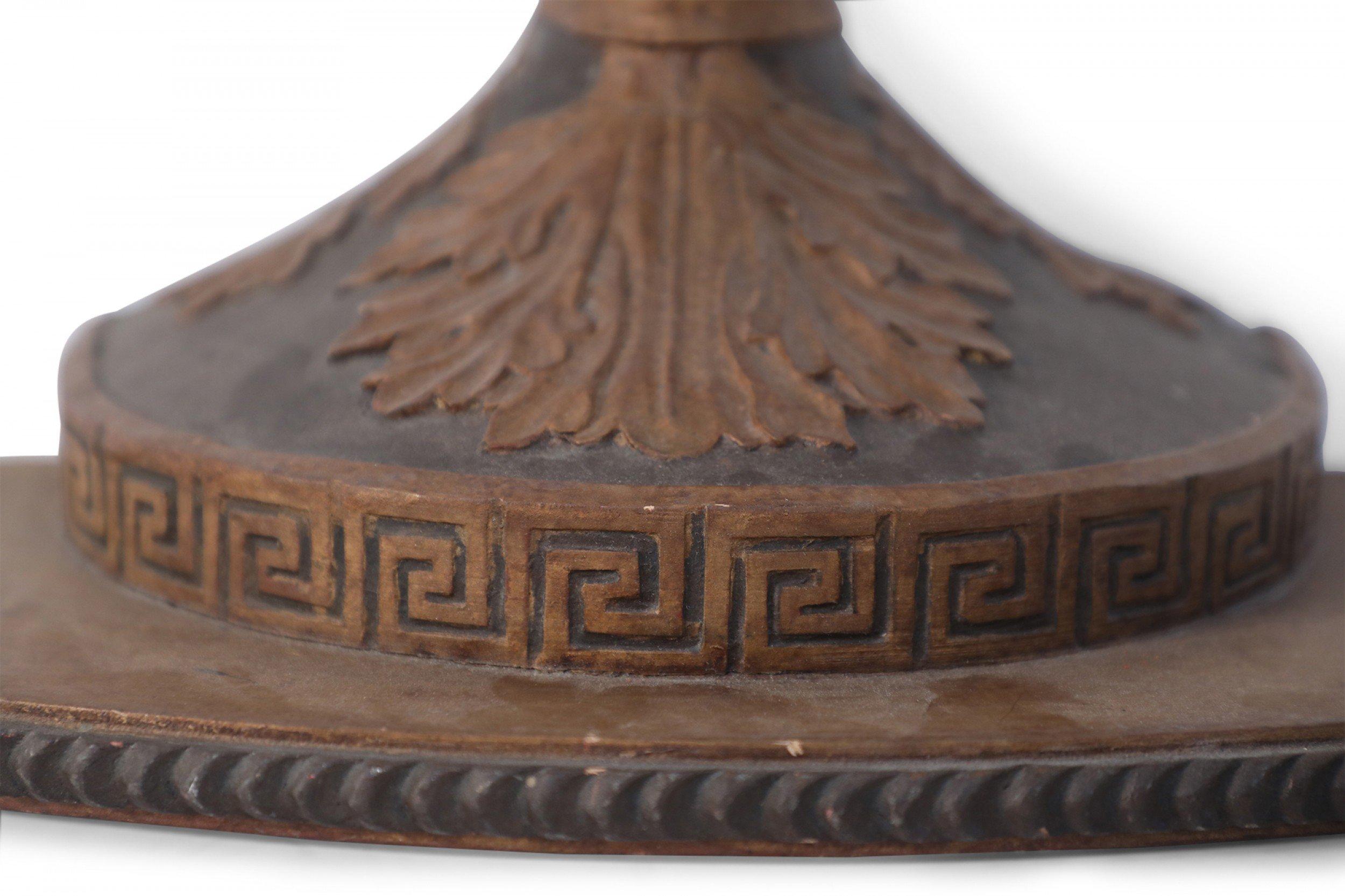 Holzpaar im neoklassischen Stil, geschnitzter griechischer Schlüssel und Akanthusblatt-Design, 2 Paare im Angebot 1
