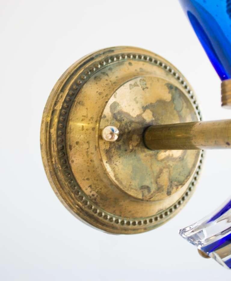 Applique veneziane italiane in vetro soffiato di Murano, dal fascino blu, attribuite a Camer Glass, anni '60.
Le appliques sono composte da un'enorme ciotola in blu affascinante chiamata sommersa grazie all'effetto che le sue bolle generano nel