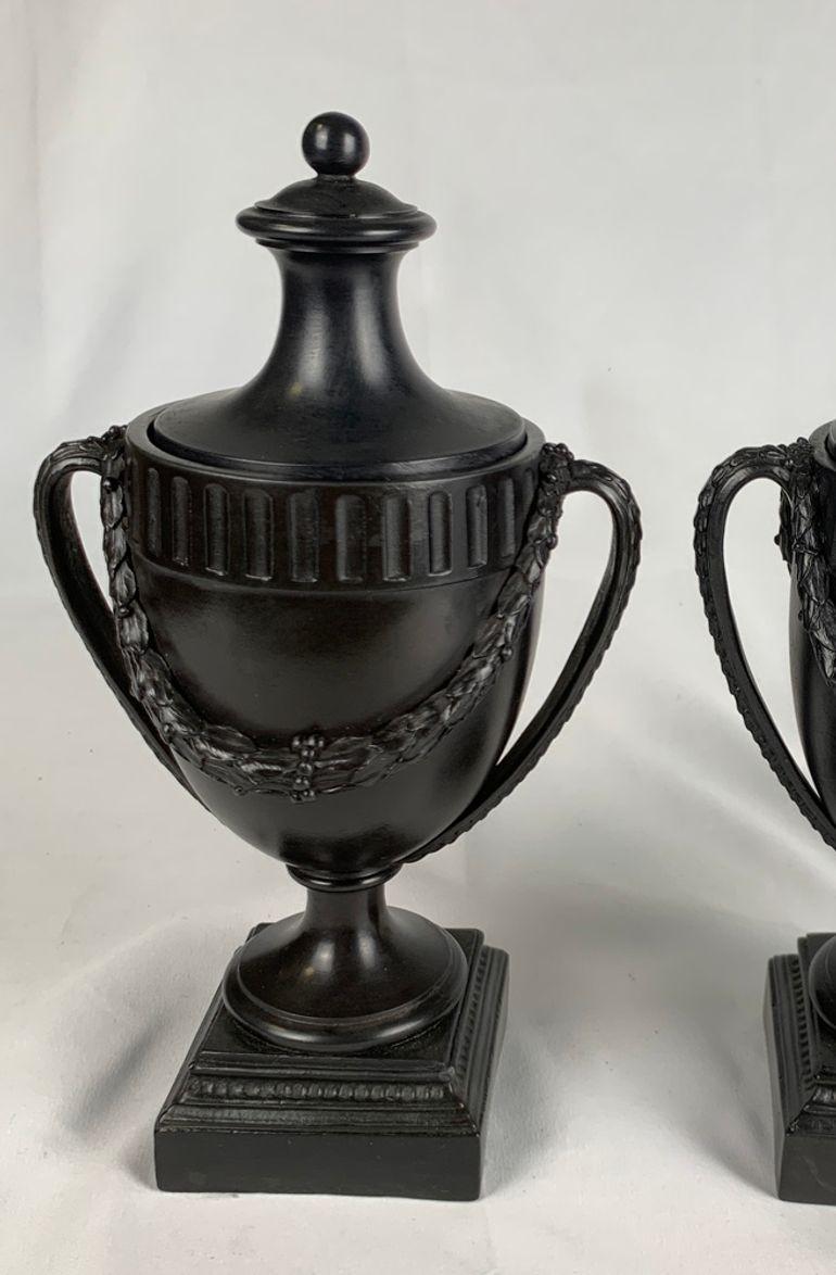 2 coppie di urne e cassette in basalto nero Wedgwood & Bentley del XVIII secolo in vendita 7
