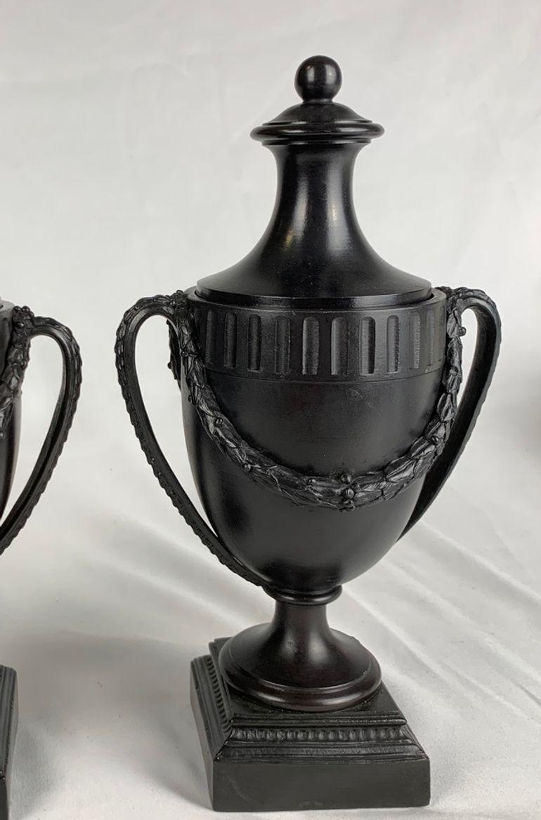 2 coppie di urne e cassette in basalto nero Wedgwood & Bentley del XVIII secolo in vendita 8