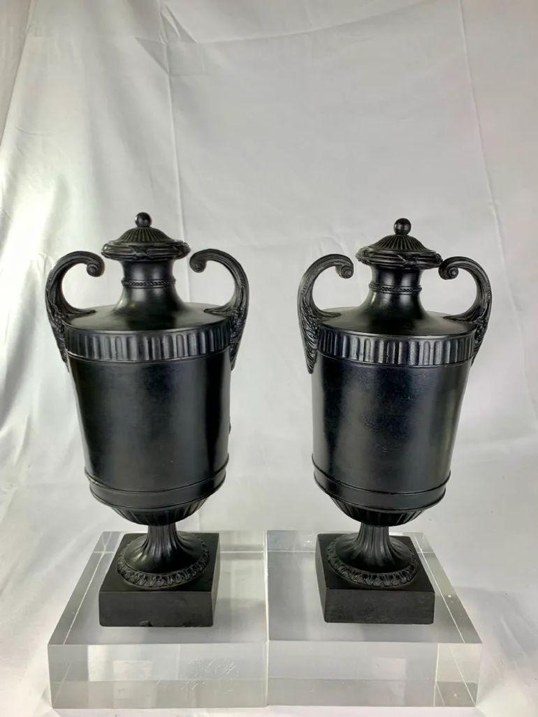 Inglese 2 coppie di urne e cassette in basalto nero Wedgwood & Bentley del XVIII secolo in vendita