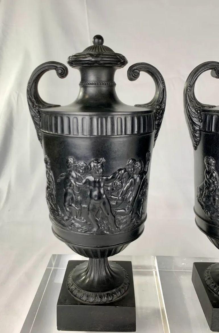 2 coppie di urne e cassette in basalto nero Wedgwood & Bentley del XVIII secolo In condizioni ottime in vendita a Katonah, NY