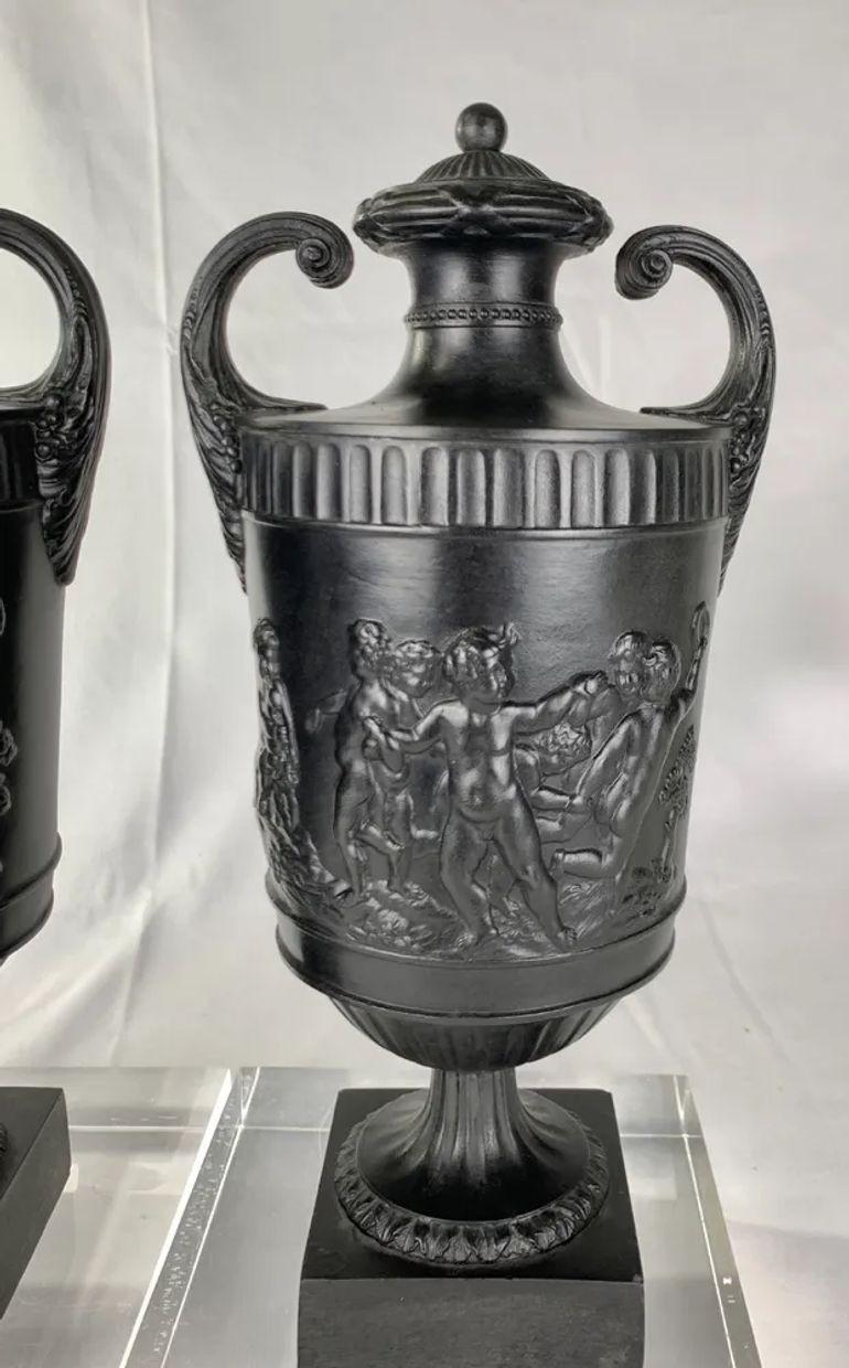 Fine XVIII secolo 2 coppie di urne e cassette in basalto nero Wedgwood & Bentley del XVIII secolo in vendita
