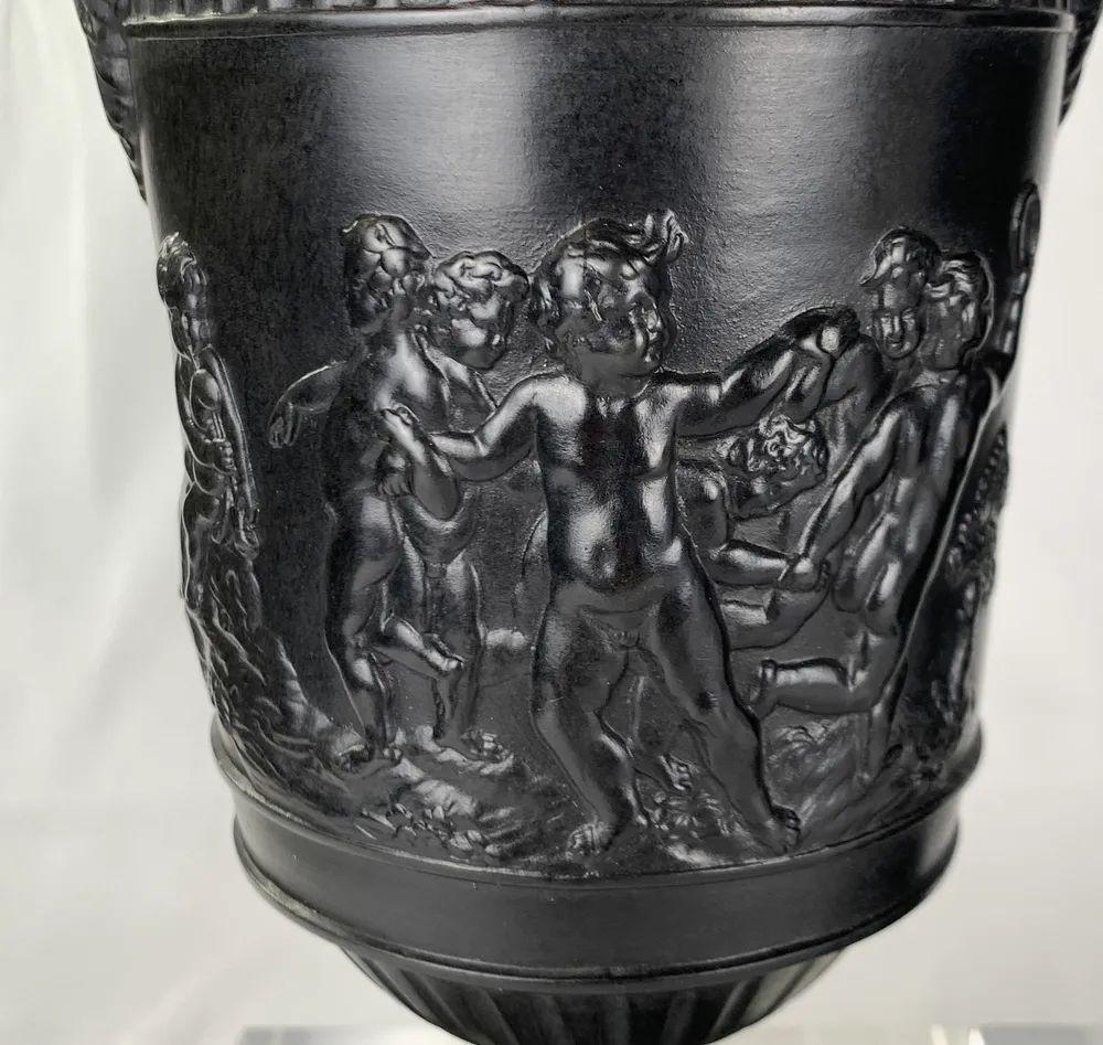Grès porcellanato 2 coppie di urne e cassette in basalto nero Wedgwood & Bentley del XVIII secolo in vendita