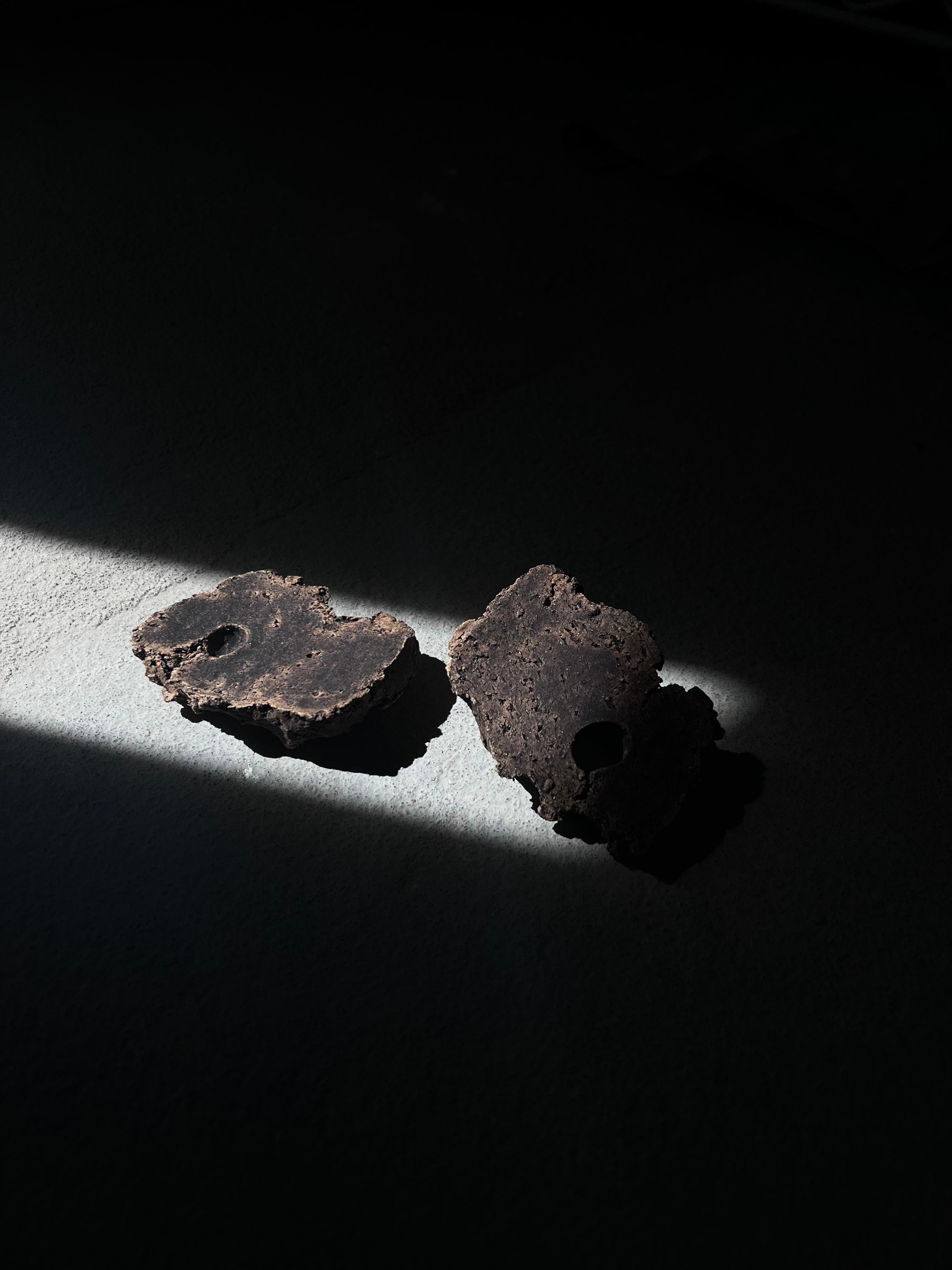 Porta incenso a 2 pezzi di Edie Xu
Dimensioni: L 12 x P 10 x H 8 cm.
Materiali: Gres. 

Edie Xu è nata a New York e si è laureata all'Art Institute of Chicago nel 2023. Il suo lavoro spazia tra diversi mezzi, tra cui installazioni scultoree,