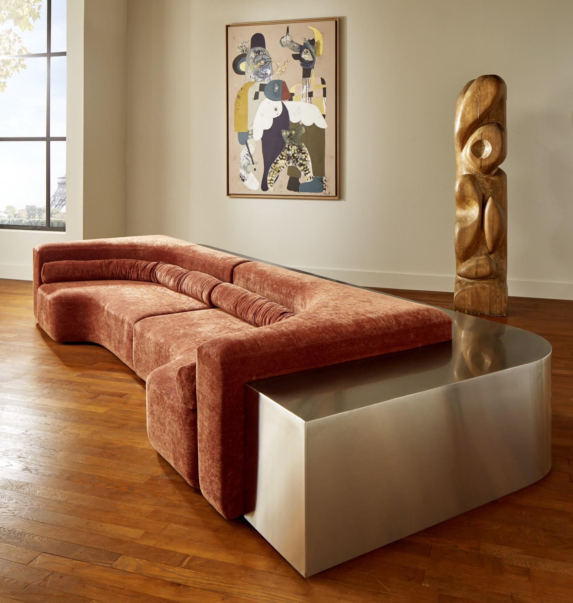 Canapé en 2 parties en acier inoxydable avec assise recouverte d'un tissu de Dédar.
Création par le Studio Glustin.
France, 2023.