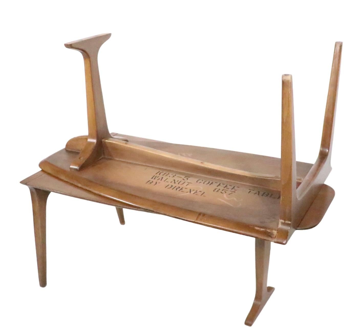 Seltener zweiteiliger Couchtisch, entworfen von John Van Koert für Drexel Furniture, als Teil ihrer Class Profile Serie, ca. 1960er Jahre.
 Da der Tisch aus zwei separaten Teilen besteht, kann er auch als End- oder Beistelltisch verwendet werden.