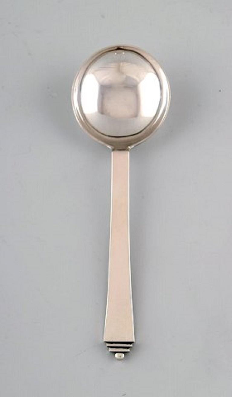 2 pieces. Georg Jensen Pyramid boullion spoon.
Designed by Harald Nielsen
In perfect condition.
Measures: 16 cm.