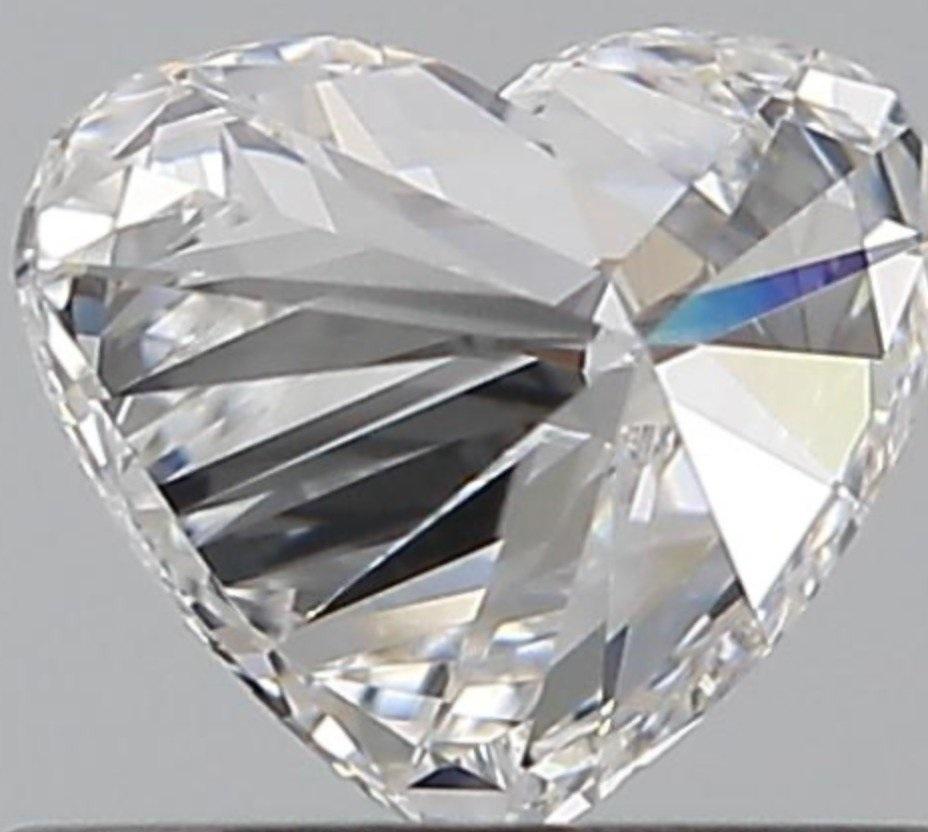 Coppia di diamanti naturali a cuore brillante con un peso totale di 1,00 carati D VS1 classificati dal laboratorio GIA Ovale con taglio e lucentezza meravigliosi. Questa coppia di diamanti è dotata di certificati GIA e numero di iscrizione al