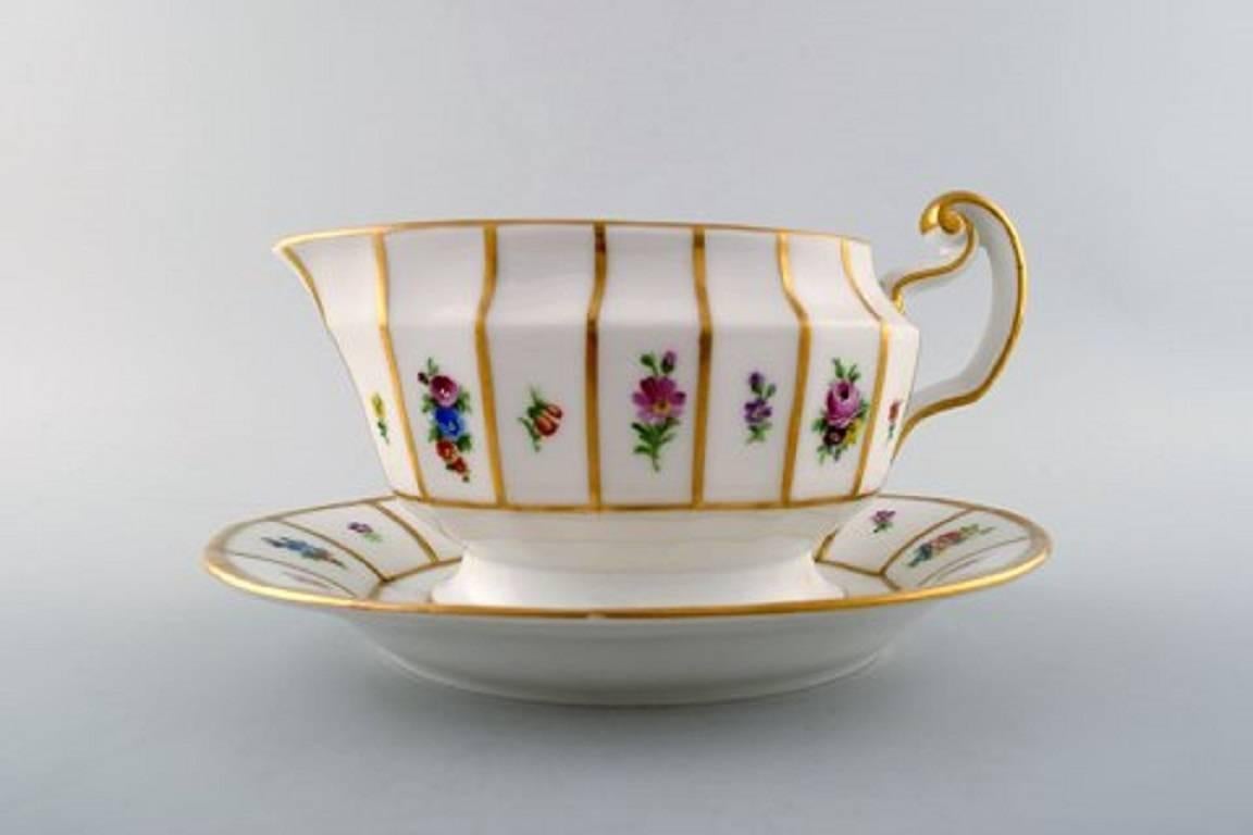 Two pieces. Royal Copenhagen Henriette, hand-painted porcelain with gold. Old gravy boats on fixed stand, no. 444/8537.
Measures: Length 21 x 15.5 cm. x 11 cm. 40 cl.
1st. assortment, in perfect condition.
Stock: Two.
From before 1923.