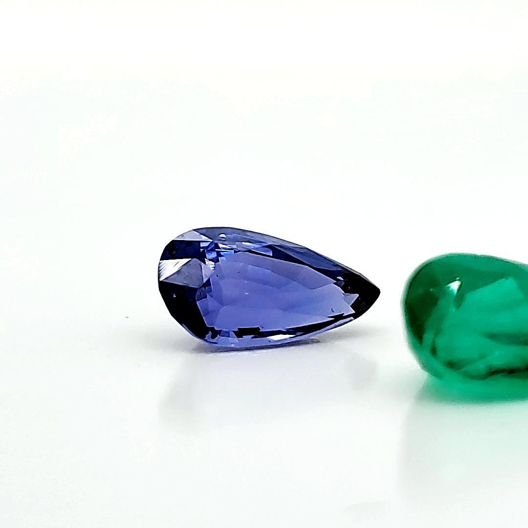 Aggiungi un tocco di colore vibrante alla tua collezione con queste due splendide gemme a forma di pera: uno zaffiro abbagliante e uno smeraldo radioso. 

Lo zaffiro, che misura 9,91 x 5,76 x 4,49 mm, irradia un blu intenso e brillante, mentre lo
