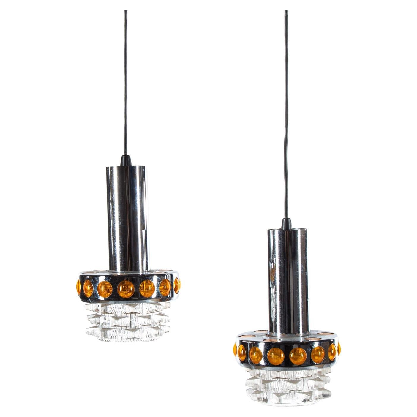 2 pendant lamps