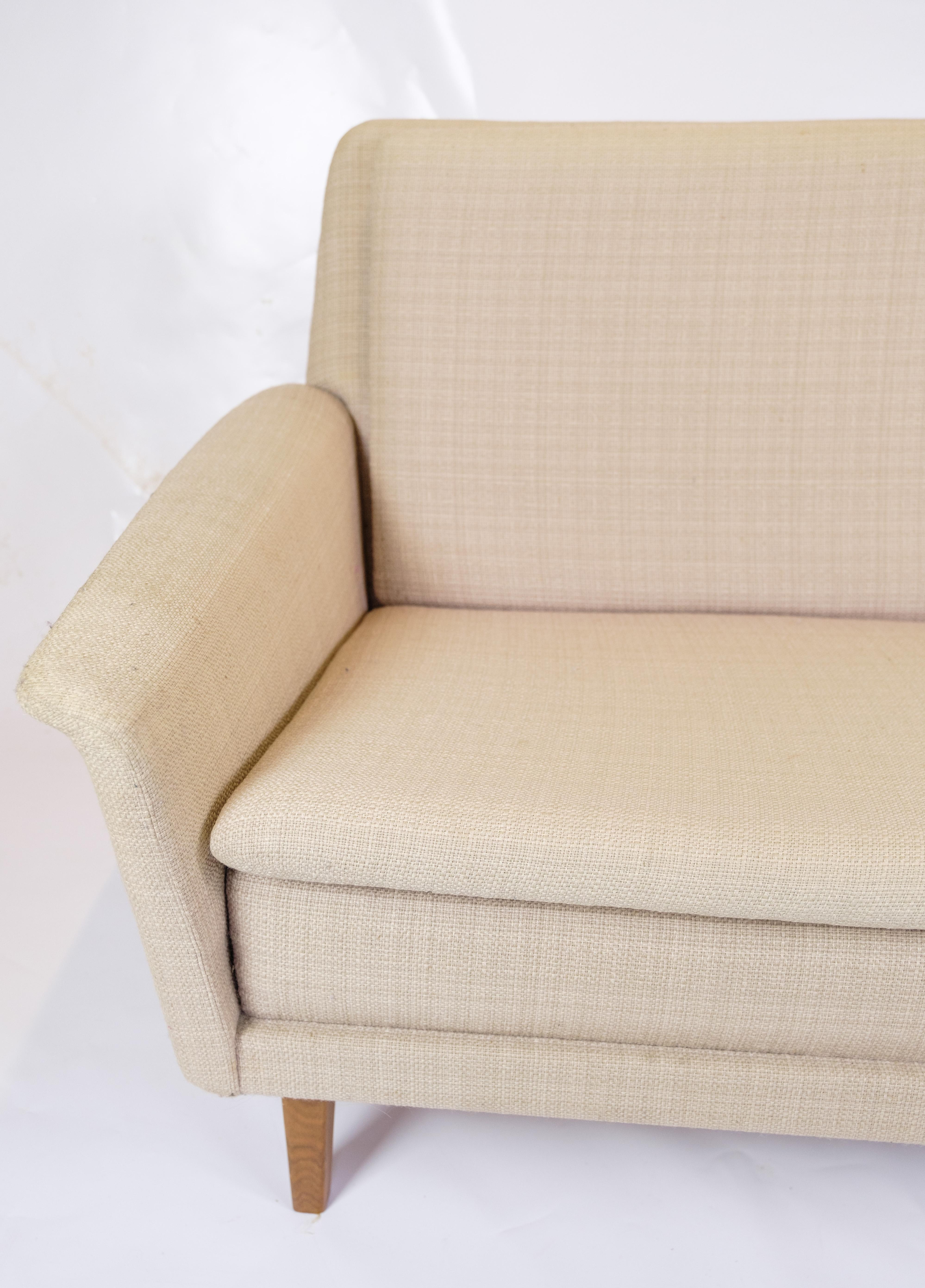 The two-seater DUX sofa in light wool, designed by Folke Ohlsson and produced by Fritz Hansen, represents a fusion of form, function and finesse. Folke Ohlsson, a prominent Swedish furniture designer, is known for his focus on ergonomics and