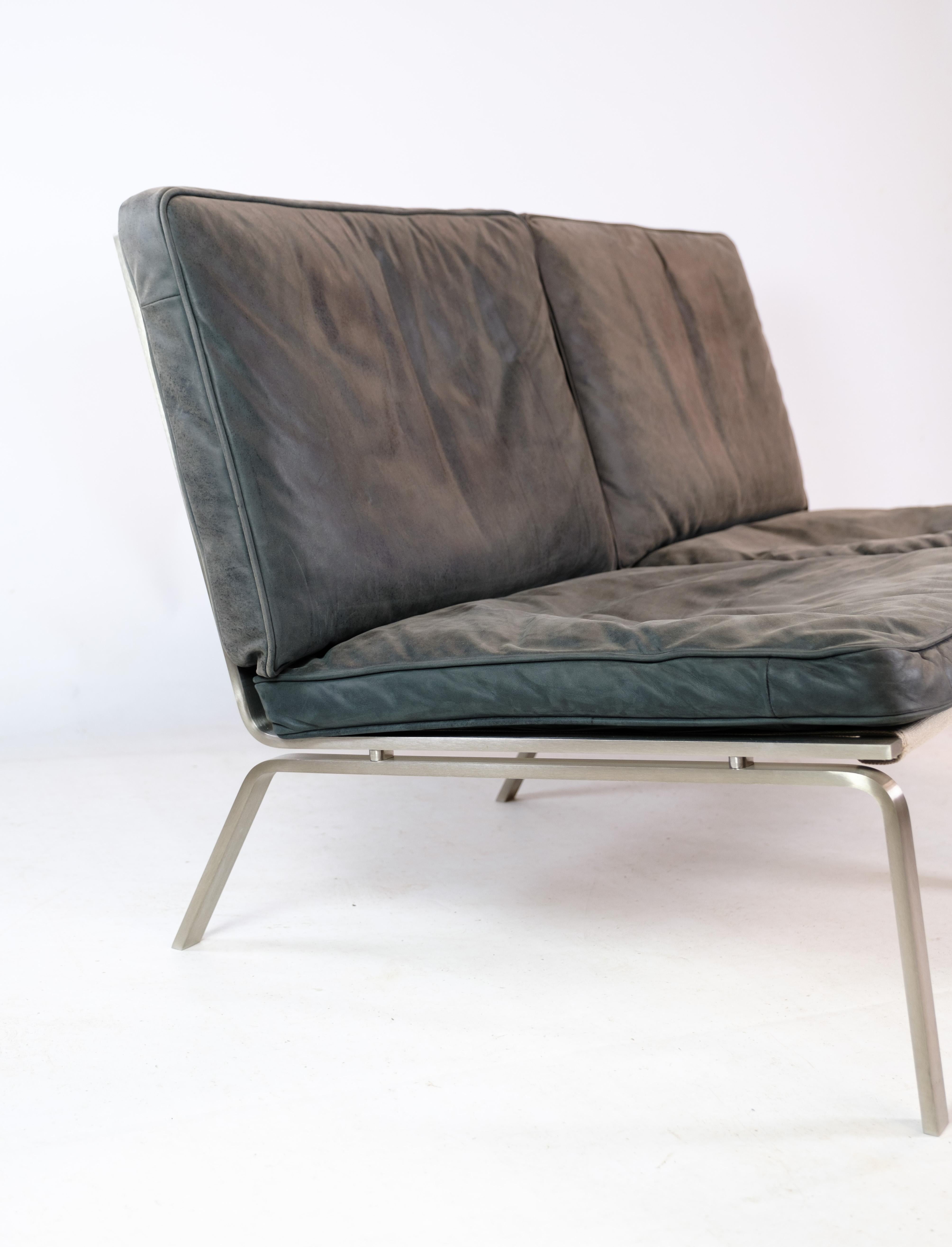 Norr11's 2-seater sofa is a unique design, created with a stainless steel frame and black leather cushions, which gives the sofa a stylish and durable look. This combination of materials makes the sofa both elegant and durable, so you can enjoy it