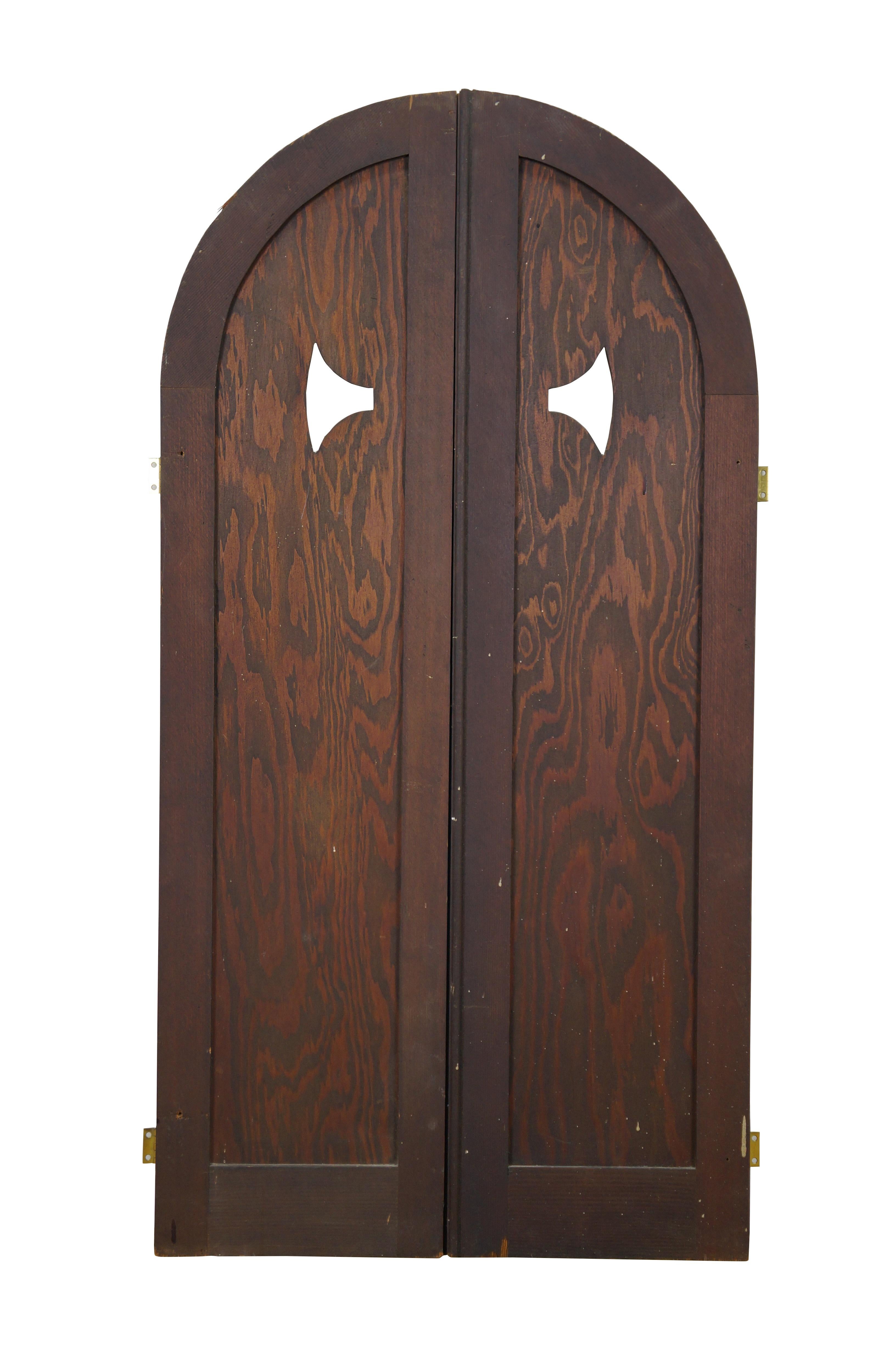 Dos pares de contraventanas vintage a juego. De madera de roble con forma de arco y recortes en forma de cabeza de hacha. Bisagras contemporáneas.

Dimensiones:
16,75