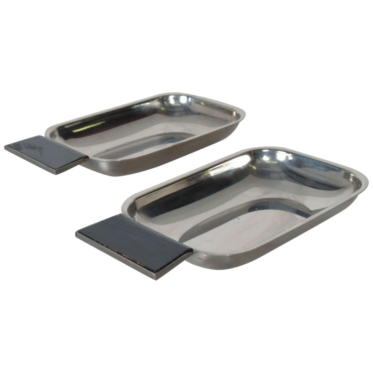 AMBIANIC presents
2 Petite Serving Trays, Handled Dish Side Trays from Italy in Stainless Steel. Sold as a set.
Easy carry handle.
Marked on underside. Made in Italy.
Vintage Mid Century Modern Italian product.
3.5W x .75H x 6.75D
Original preowned