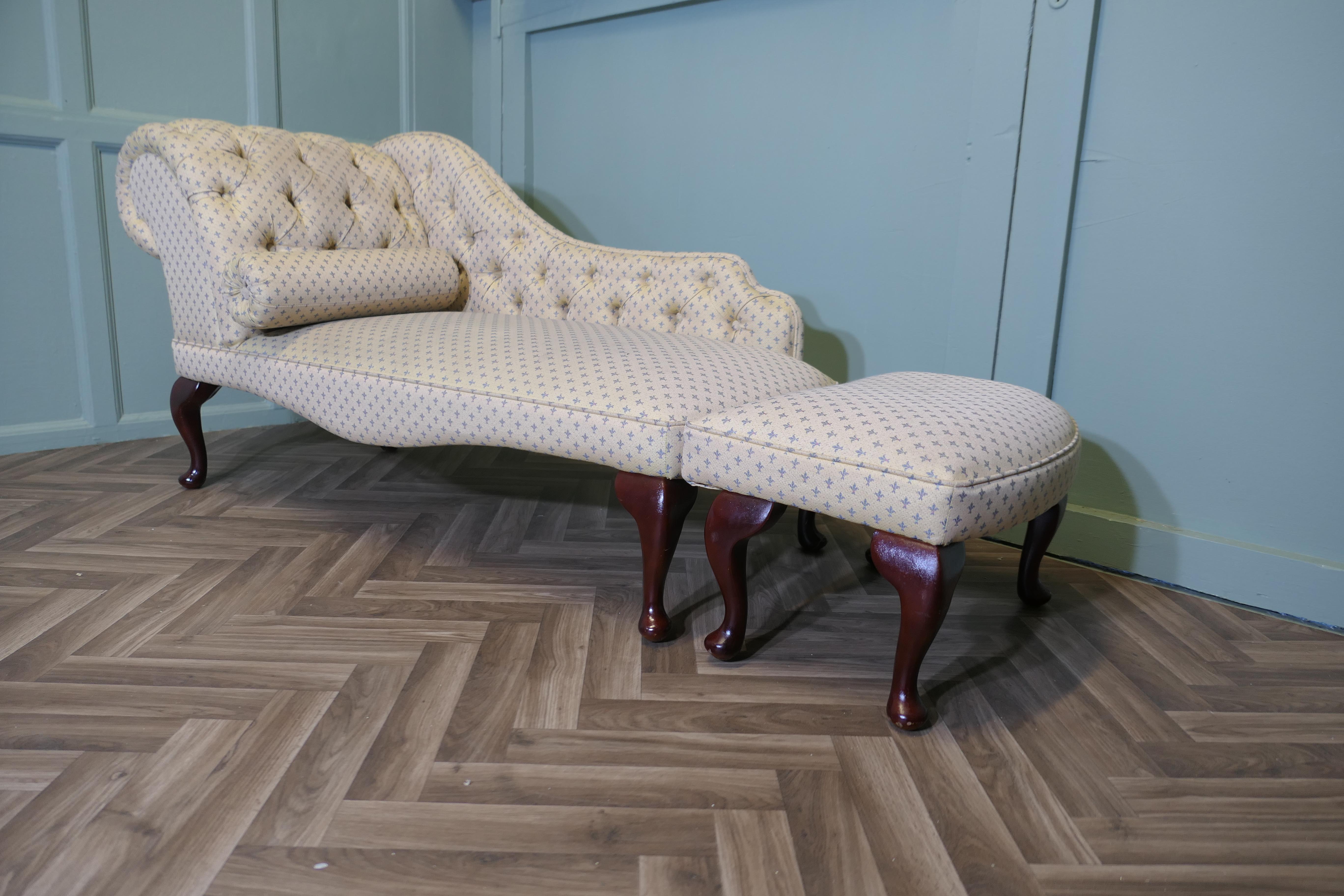 2 pièces Boudoir Chaise longue, lit de jour avec tabouret de pied

Ce canapé très attrayant a une forme légèrement serpentine à l'avant et un dossier en forme de cuillère avec une rampe d'accoudoirs en volute. 
Le Canapé présente l'avantage