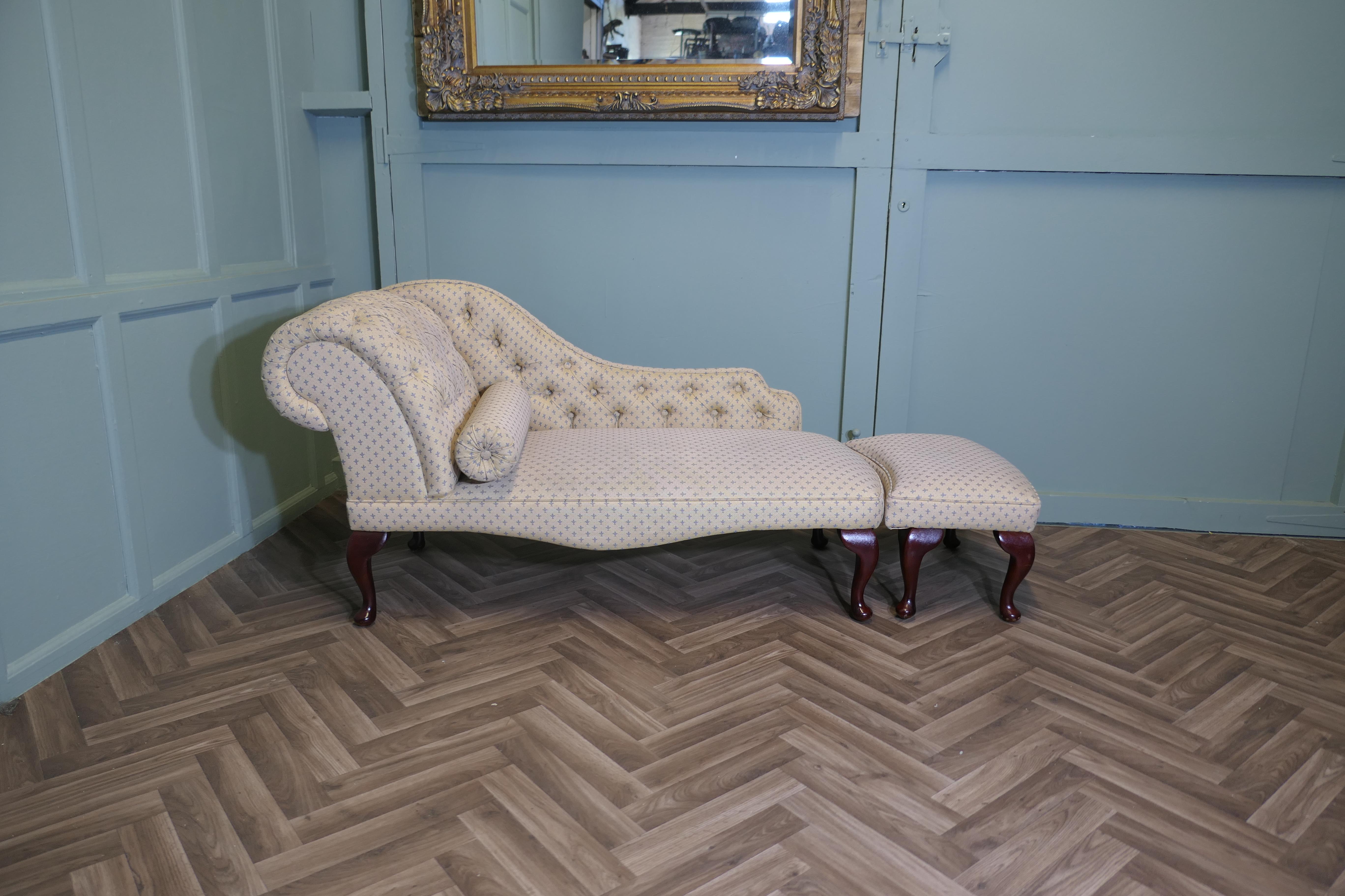 2 pièces Boudoir Chaise longue, lit de jour avec tabouret de pied Bon état - En vente à Godshill, Isle of Wight