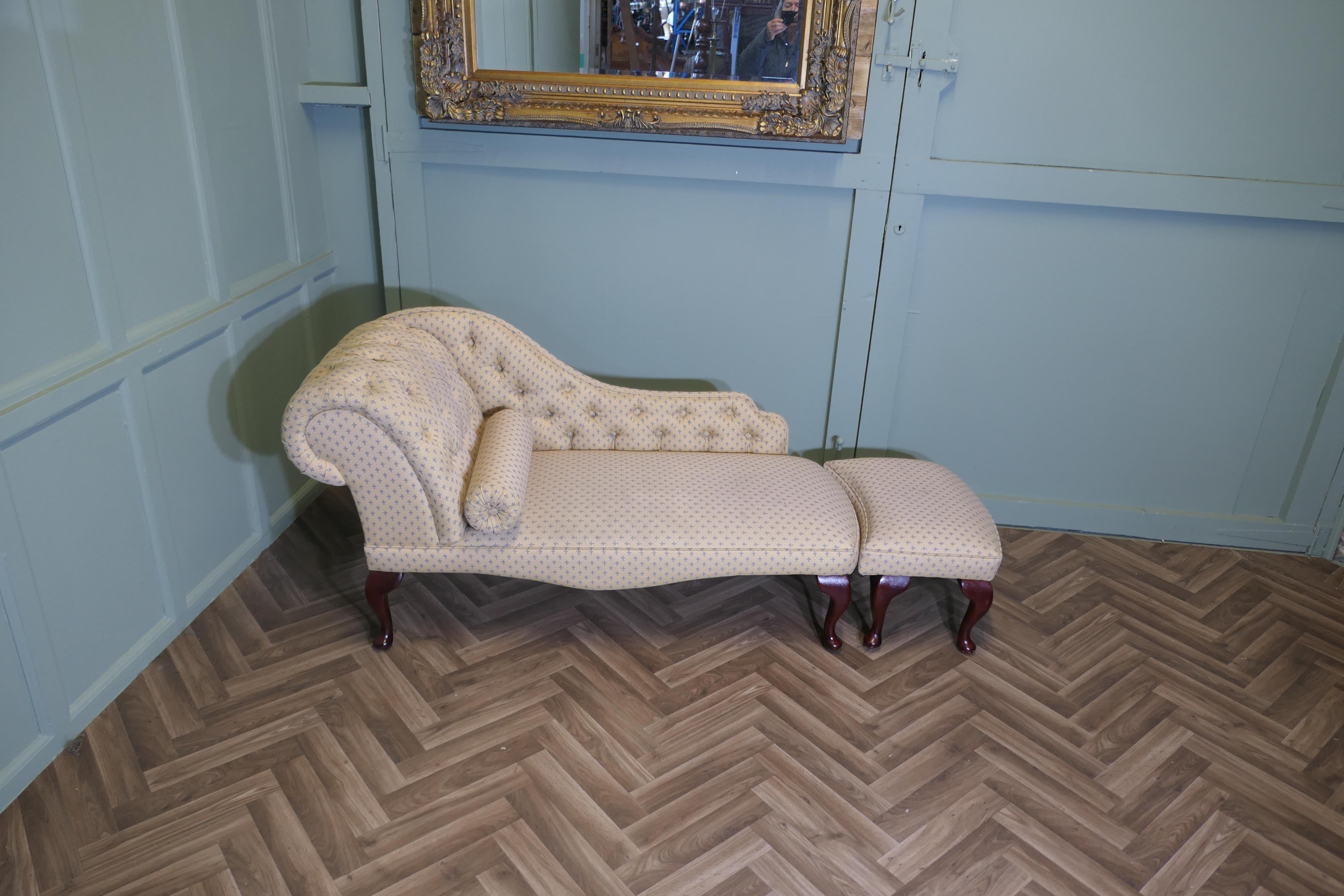 Milieu du XXe siècle 2 pièces Boudoir Chaise longue, lit de jour avec tabouret de pied en vente