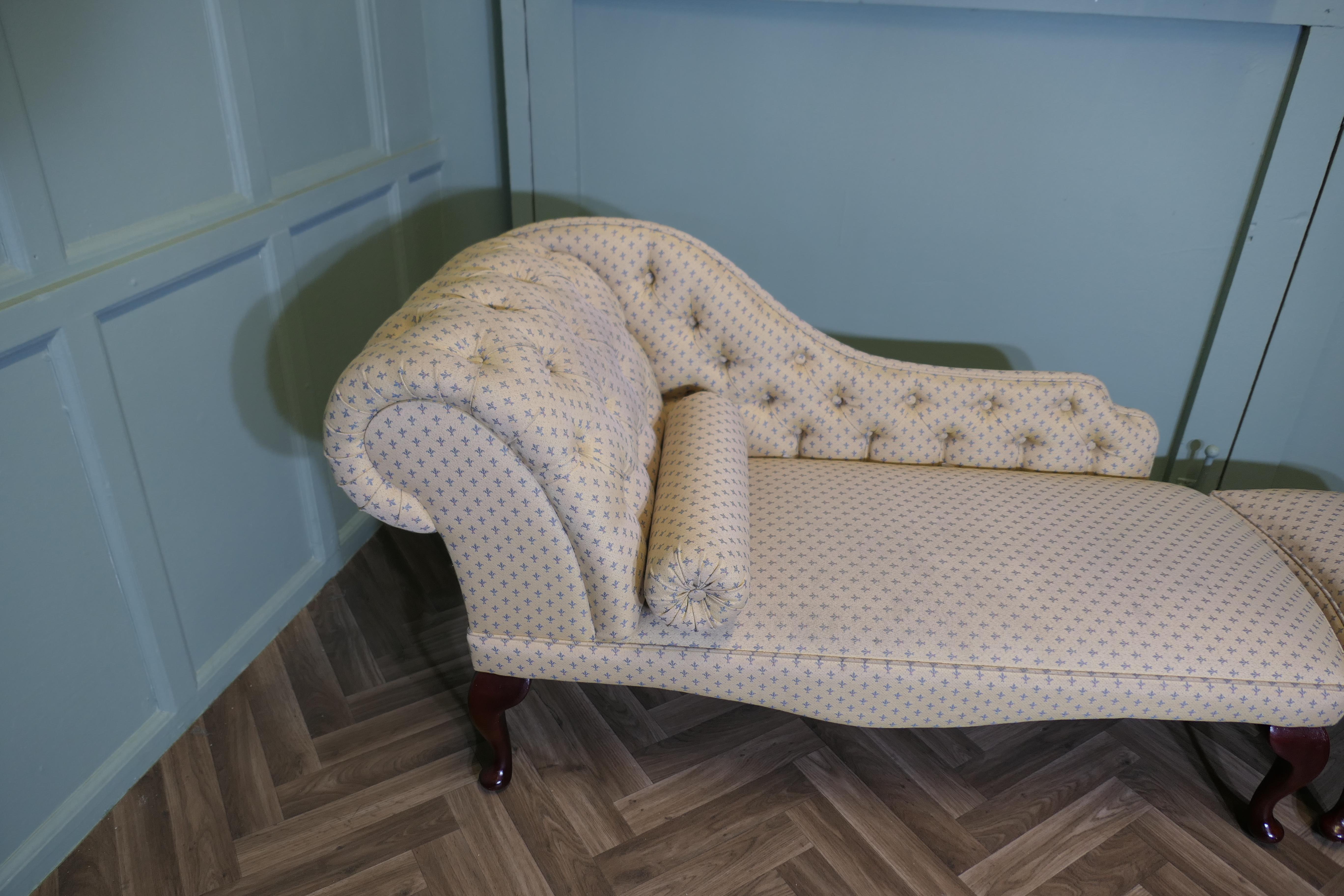 Brocart 2 pièces Boudoir Chaise longue, lit de jour avec tabouret de pied en vente