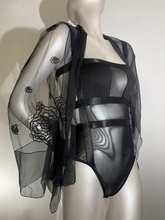 2-teiliges Dessous-Set: Schwarzer Bodysuit im Bondage-Stil mit bestickter Spitzen- Shrug