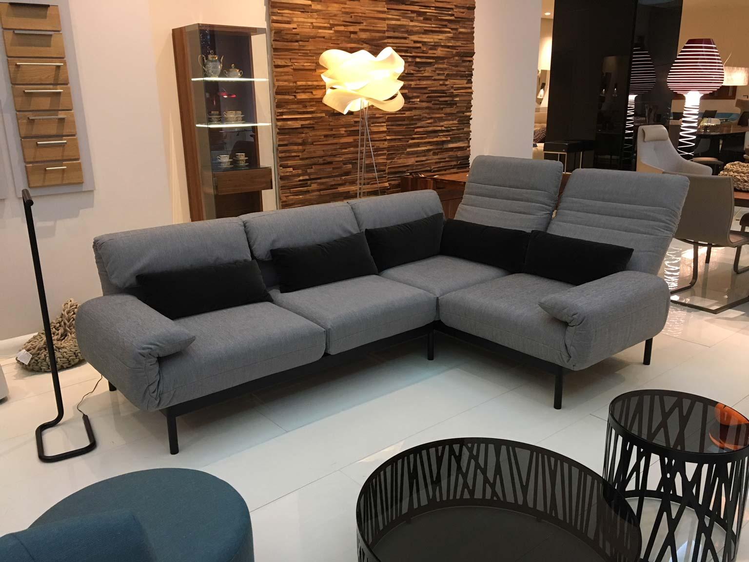 Rolf benz plura. One sofa with many faces.
The new definition of freedom – Rolf Benz PLURA gives you all the possibilities you could wish for to live the way you want to. Whether it be upright seating, laid-back relaxing or comfortable snoozing –