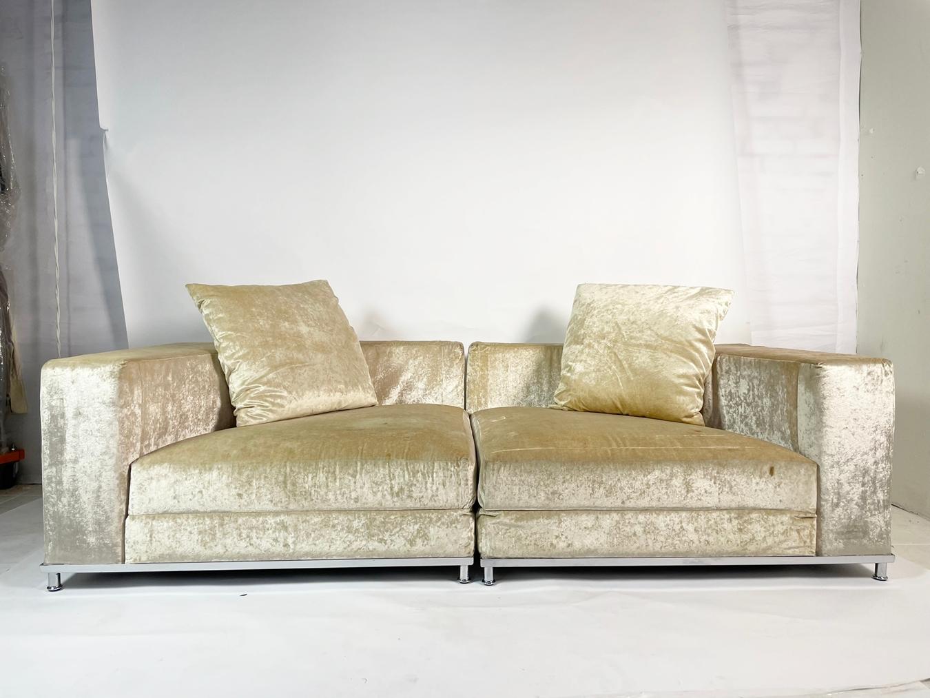 2 Piece Sectional Sofa made in Italy by Saba Italia In Fair Condition For Sale In Los Angeles, CA