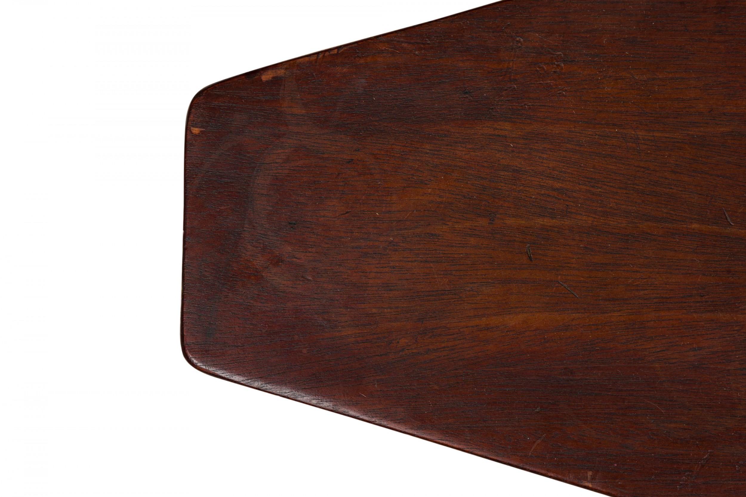 Set di 2 pezzi di tavolini di nidificazione in legno di metà secolo americano a quattro lati, in stile moderno e minimalista, che poggiano su tre gambe in ottone strombate con piedi a sfera. (Martine FREEDMAN) (PREZZO COME SET)

Perdite di