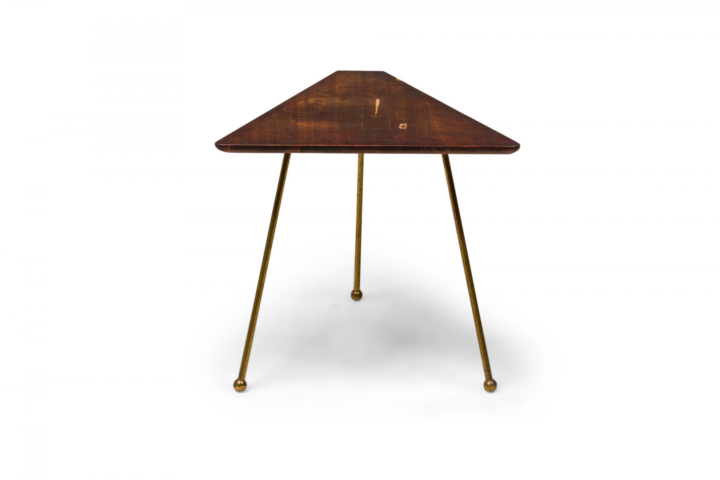 Mid-Century moderno Set di 2 pezzi di tavolini poligonali americani di metà secolo in Wood e ottone in vendita